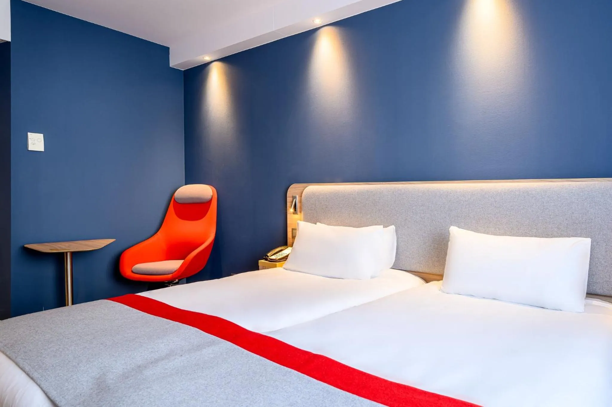 Photo of the whole room, Bed in Holiday Inn Express Mechelen City Centre by IHG