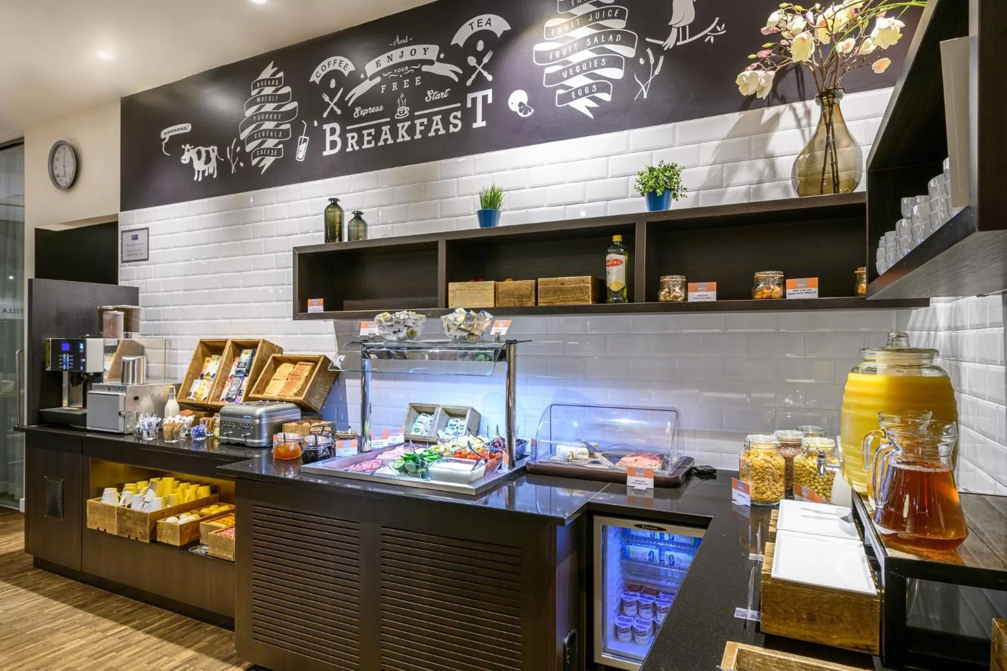 Breakfast in Holiday Inn Express Mechelen City Centre by IHG