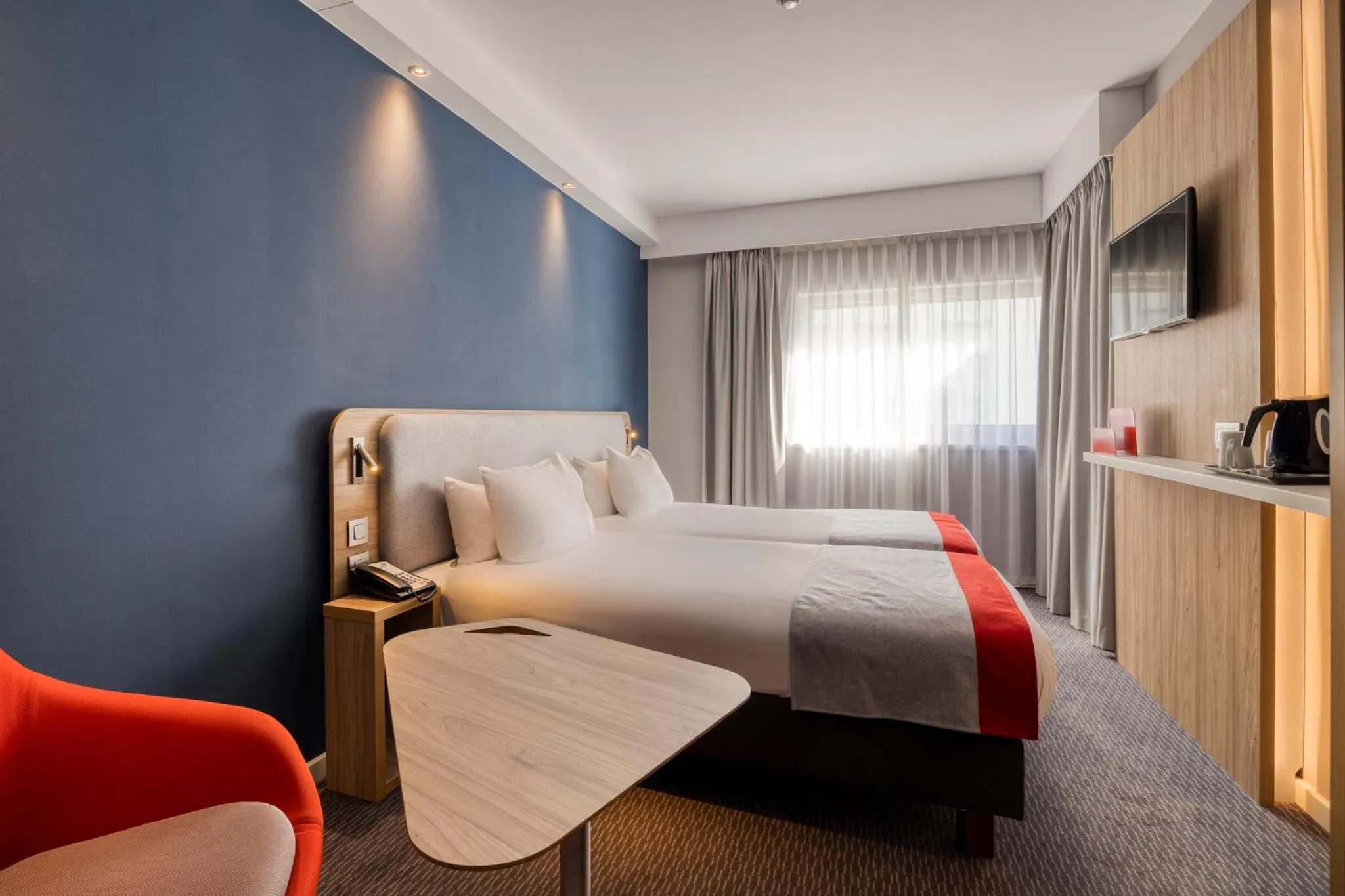 Photo of the whole room, Bed in Holiday Inn Express Mechelen City Centre by IHG