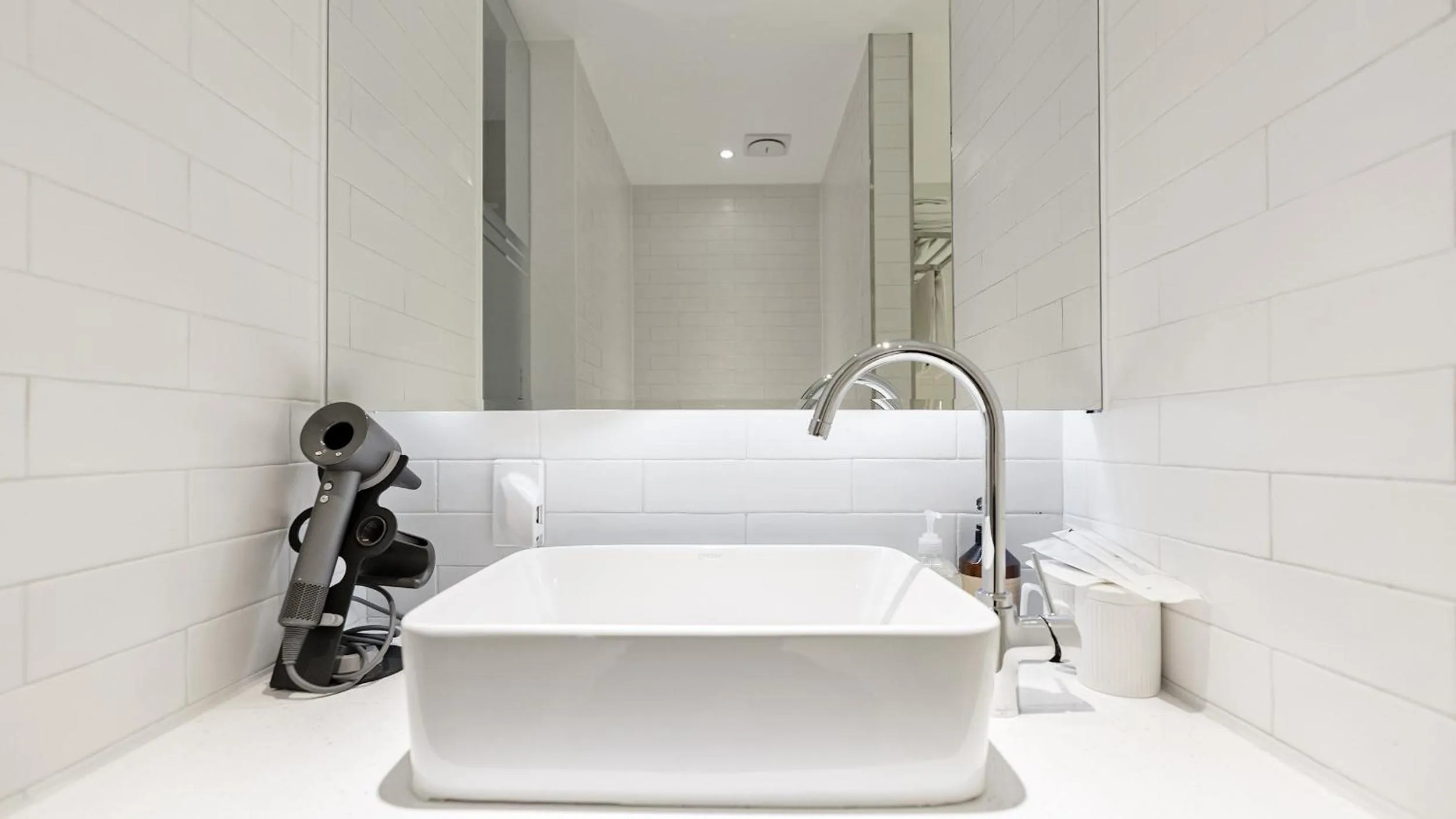 Shower, Bed in Hotel Schweizer Dorf Cheonan