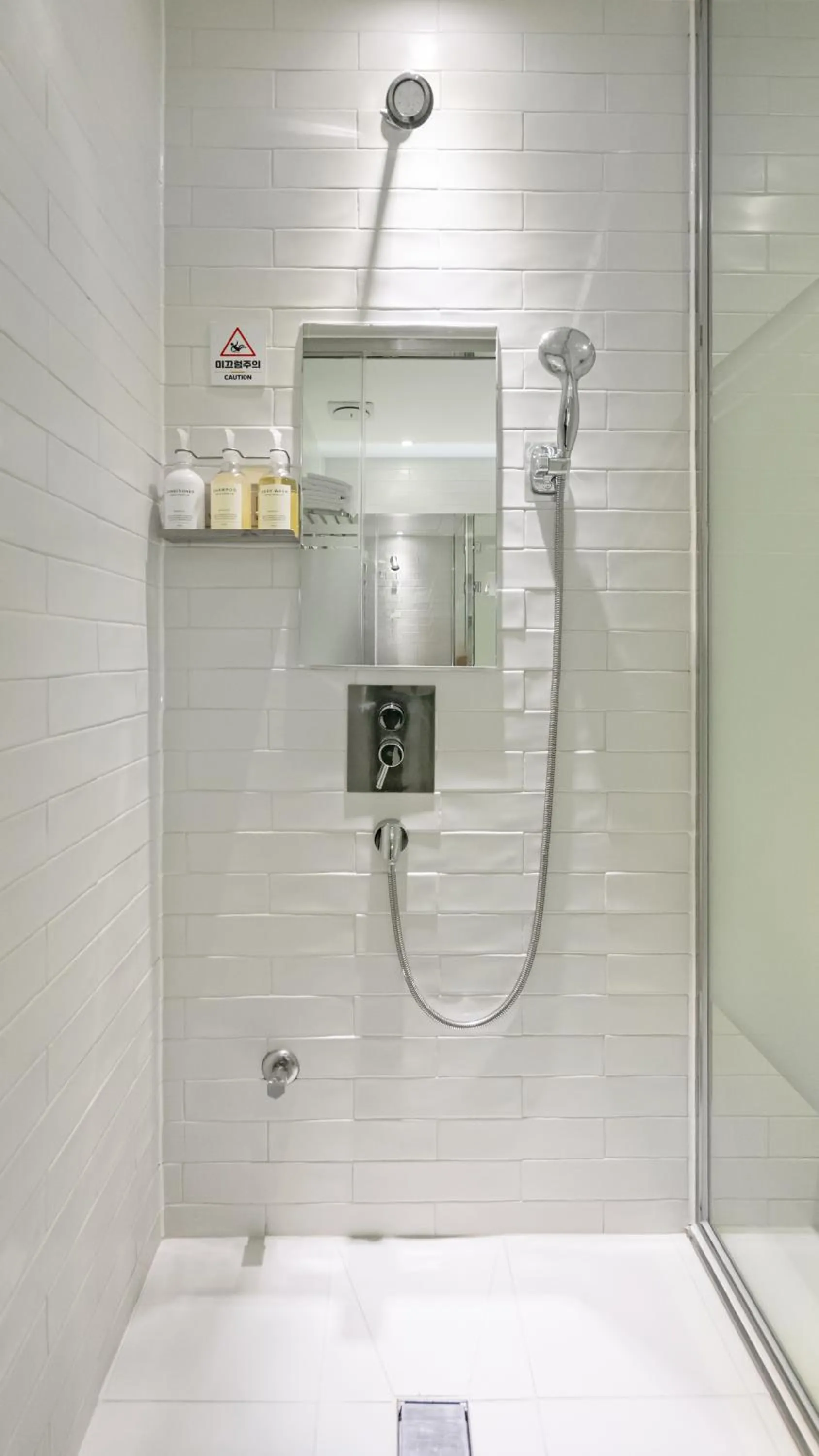 Shower in Hotel Schweizer Dorf Cheonan