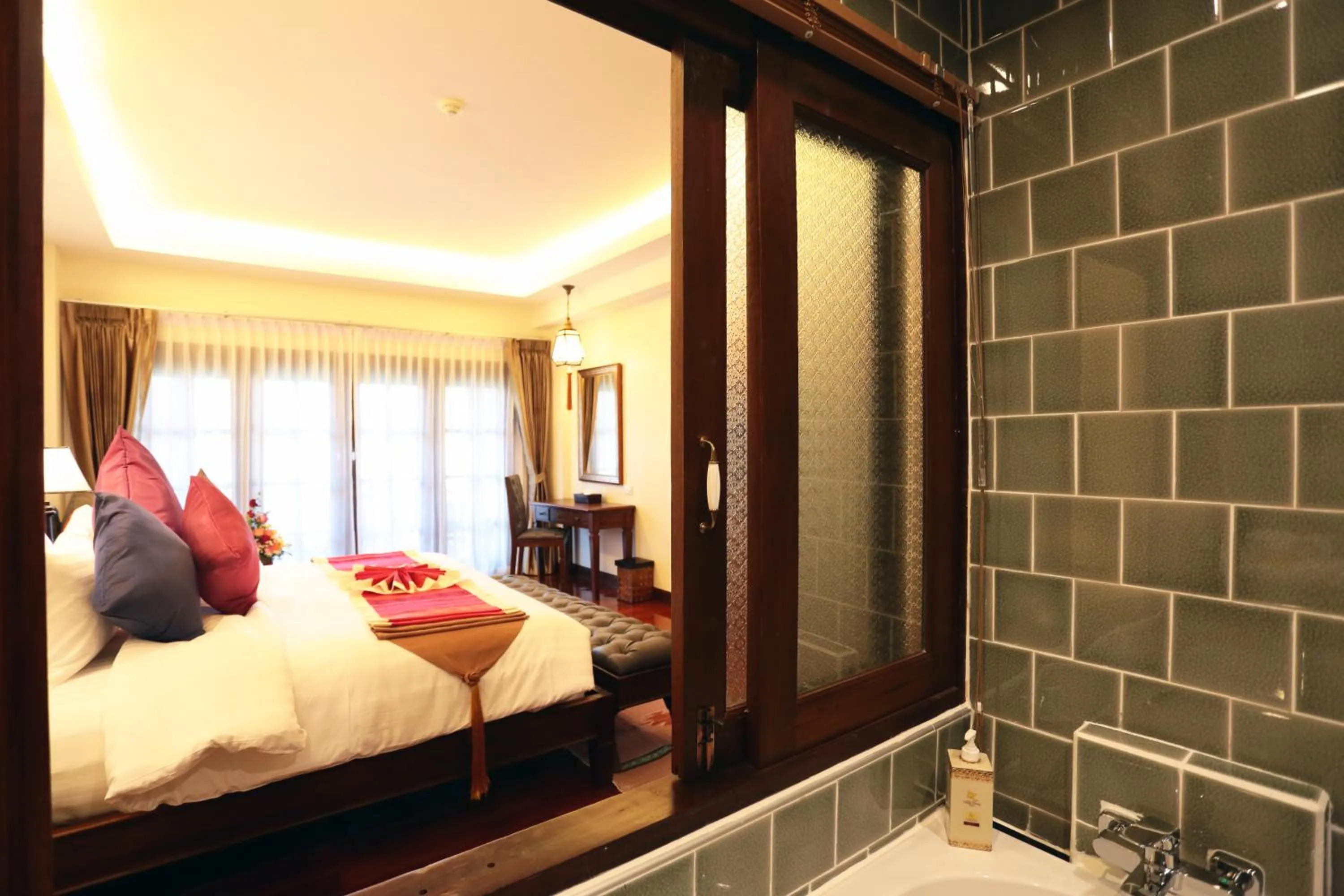 Bathroom, Bed in Viangluang Resort
