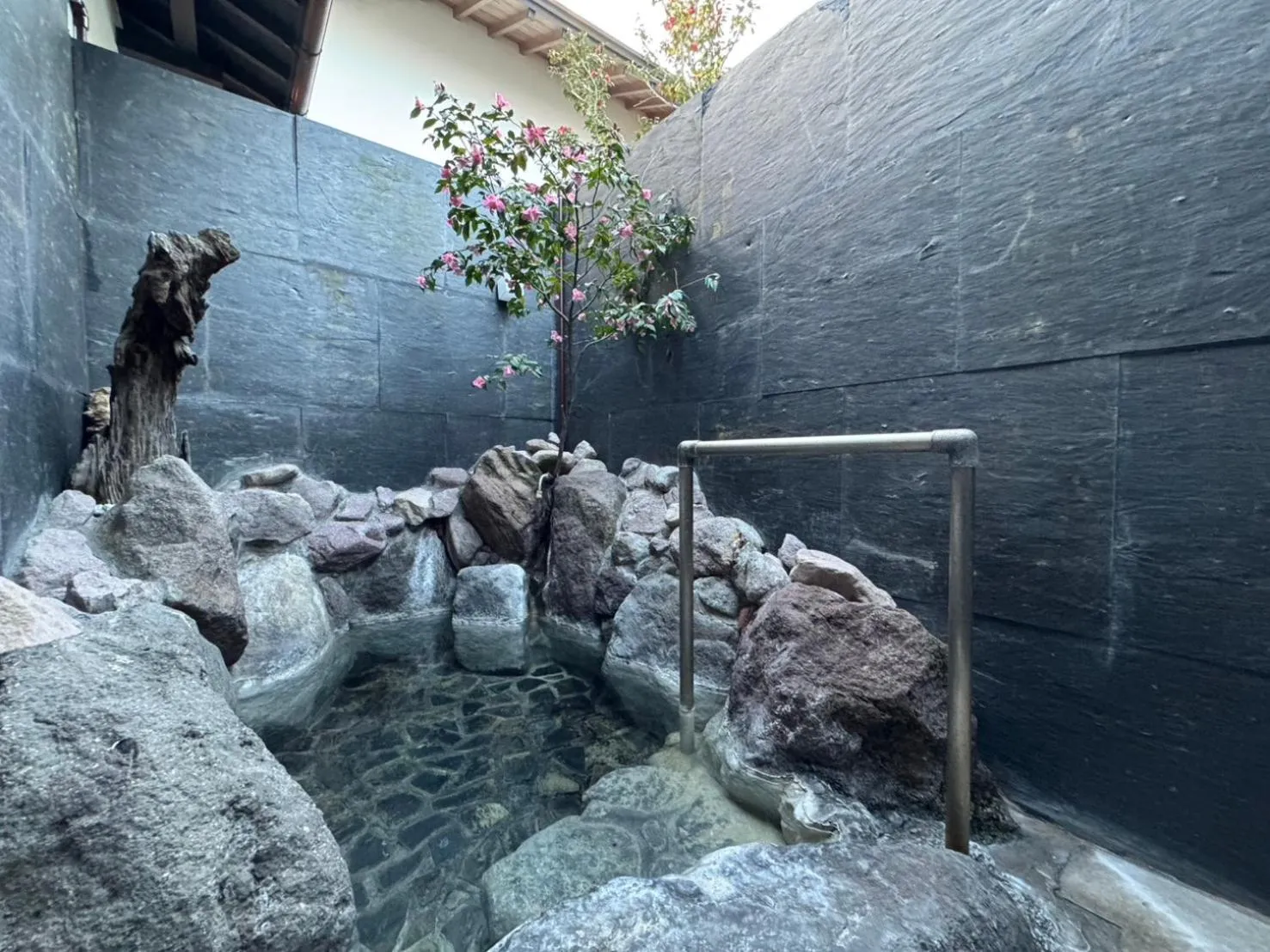 Photo of the whole room in Kannawaen