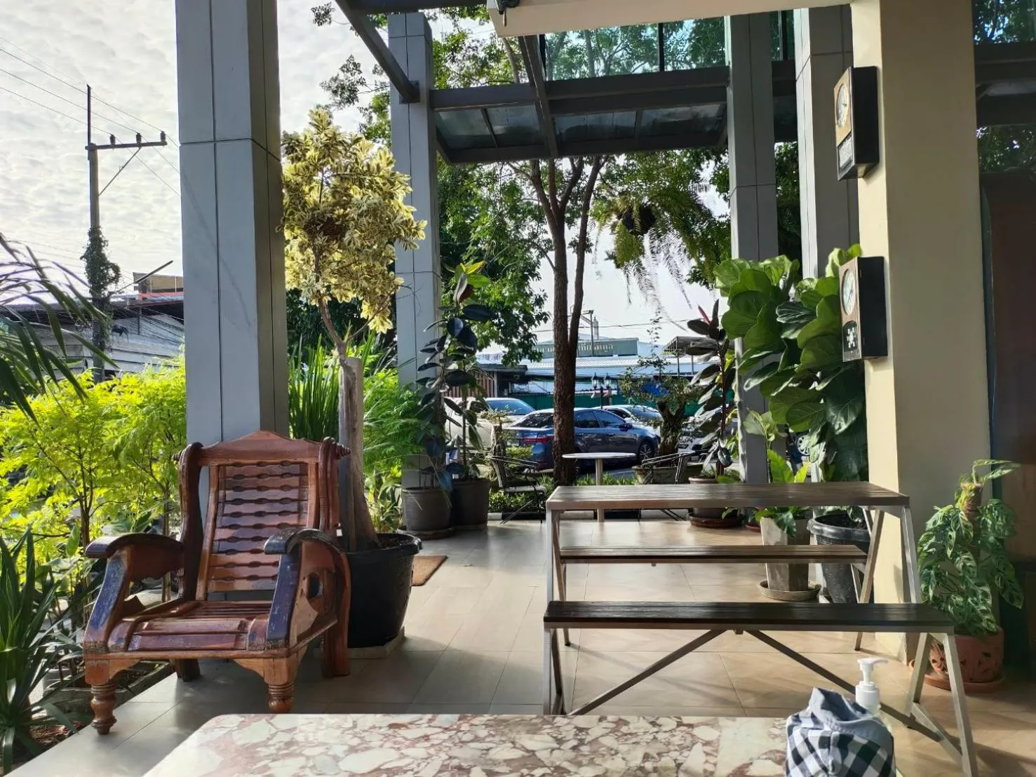 Seating area in Qoo Hotel