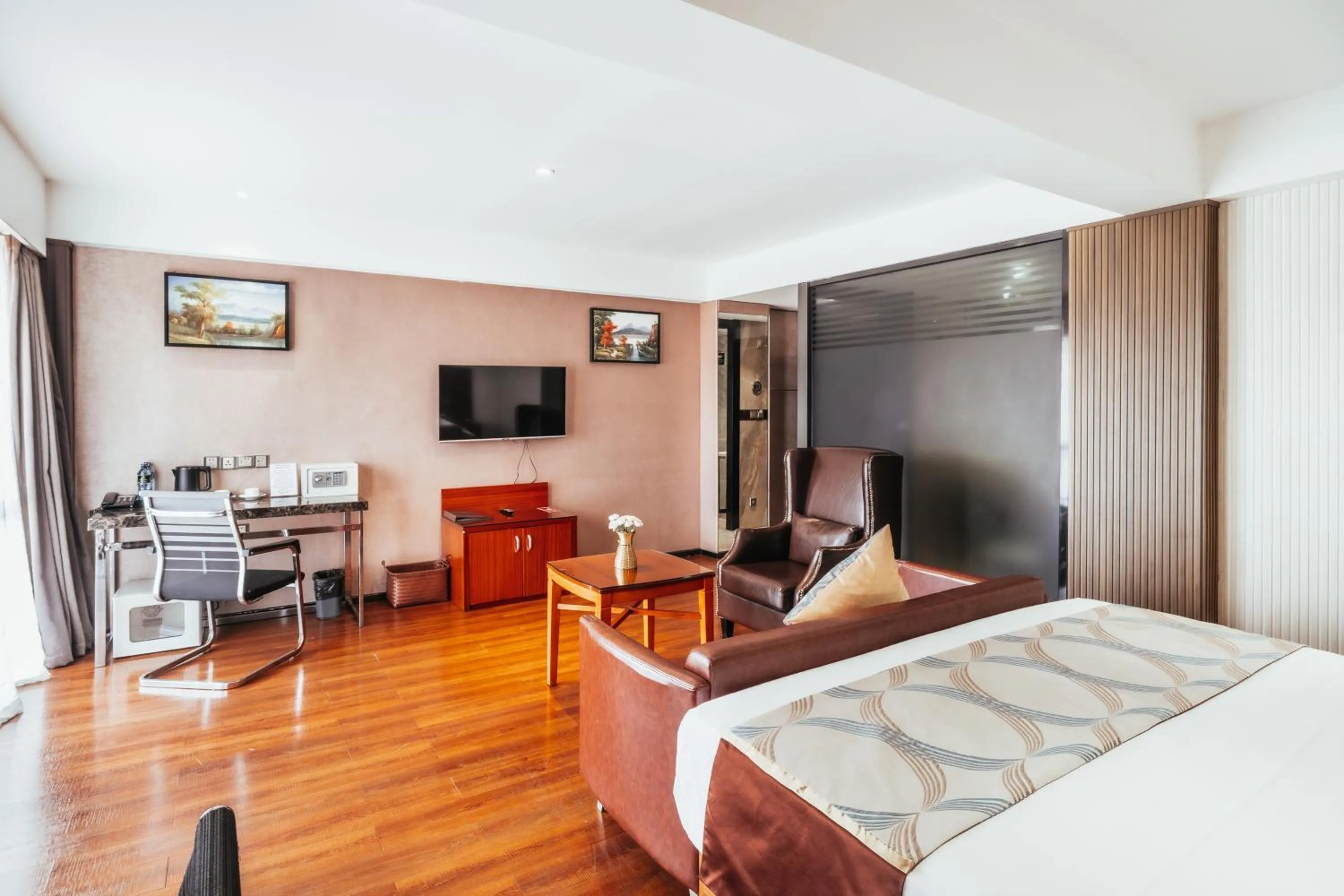 TV and multimedia, Bed in Swiss Lenana Mount Hotel