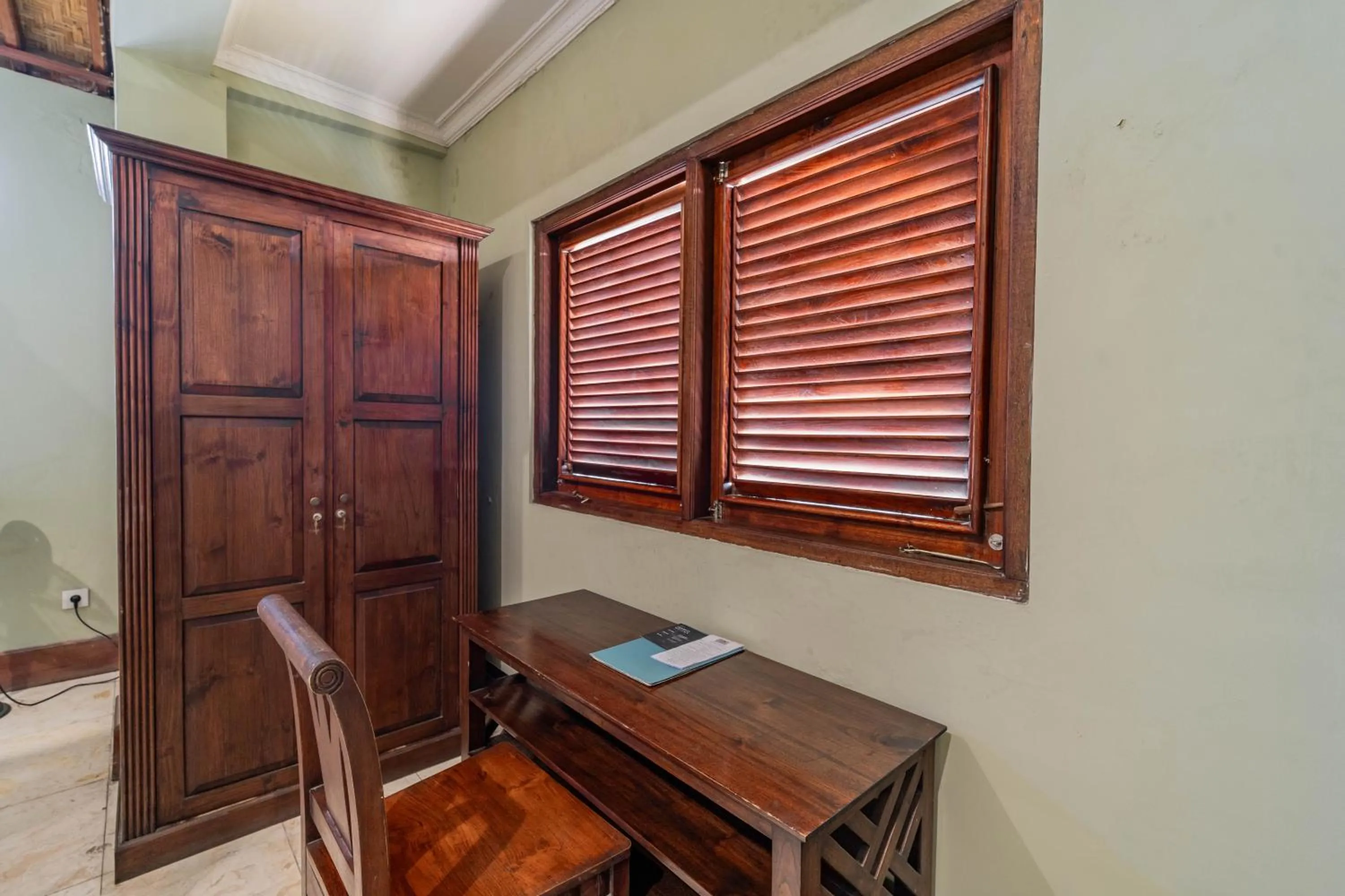 wardrobe in Honeymoon Guesthouse