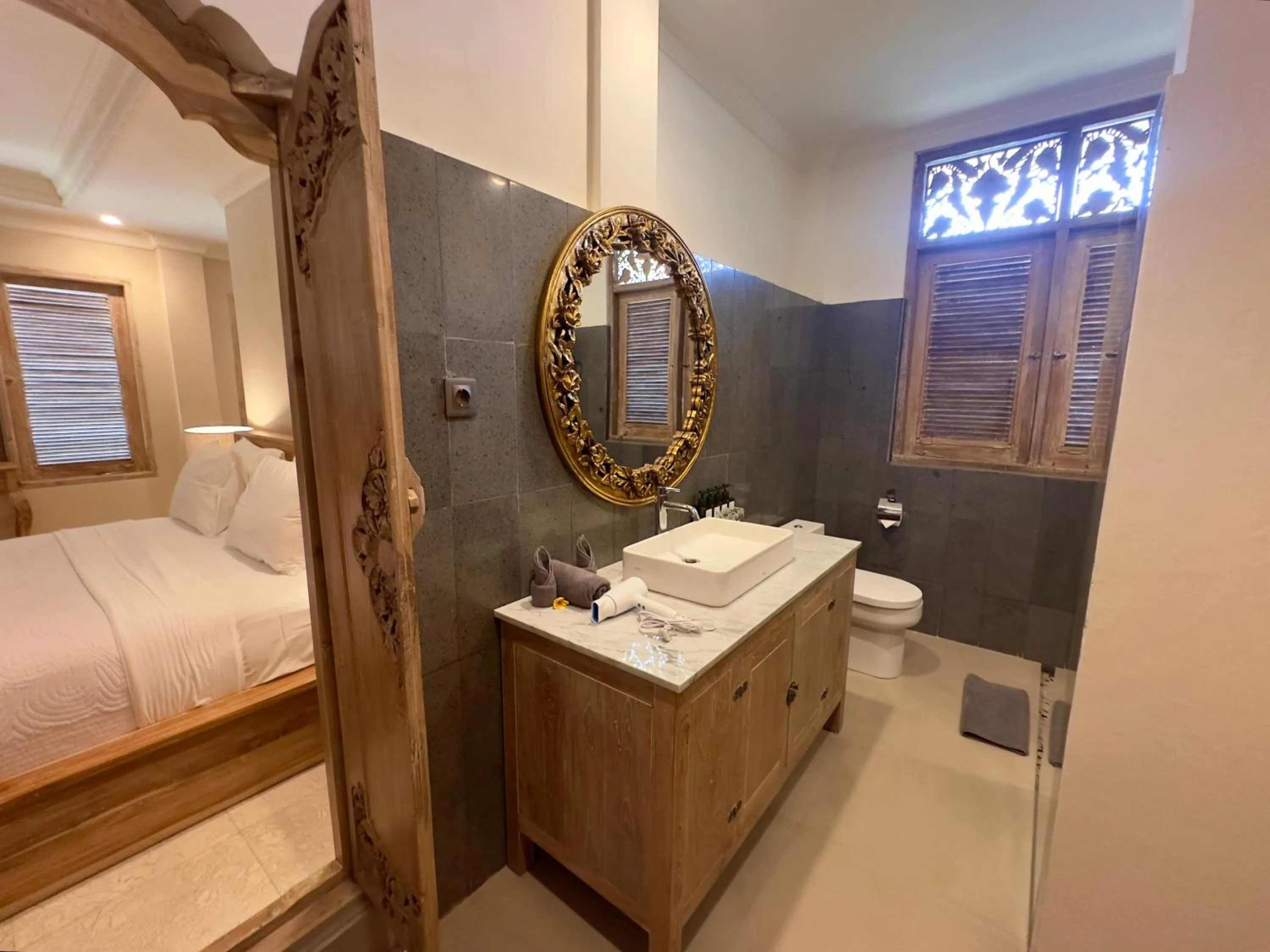 Photo of the whole room, Bed in Honeymoon Guesthouse