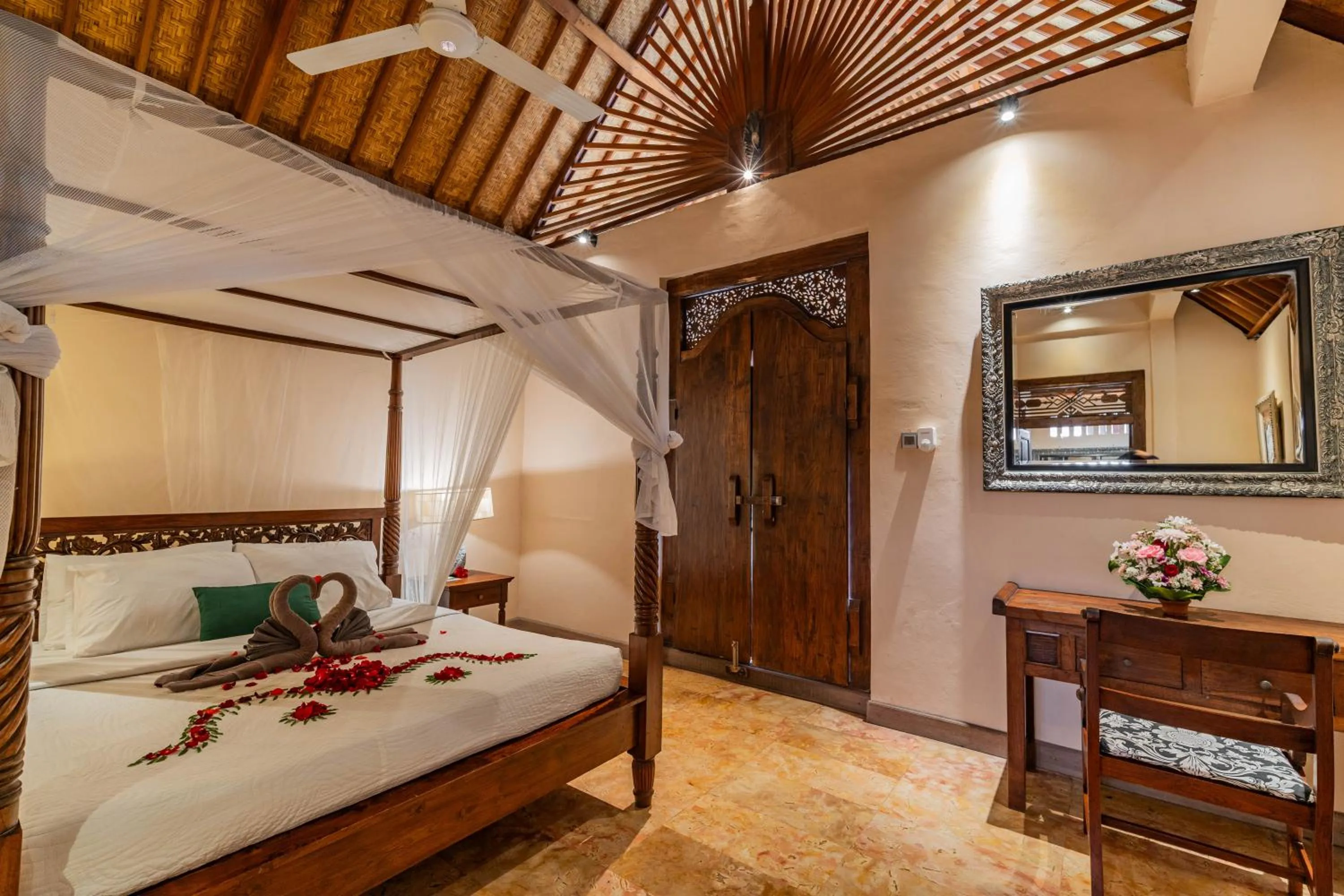 Photo of the whole room, Bed in Honeymoon Guesthouse