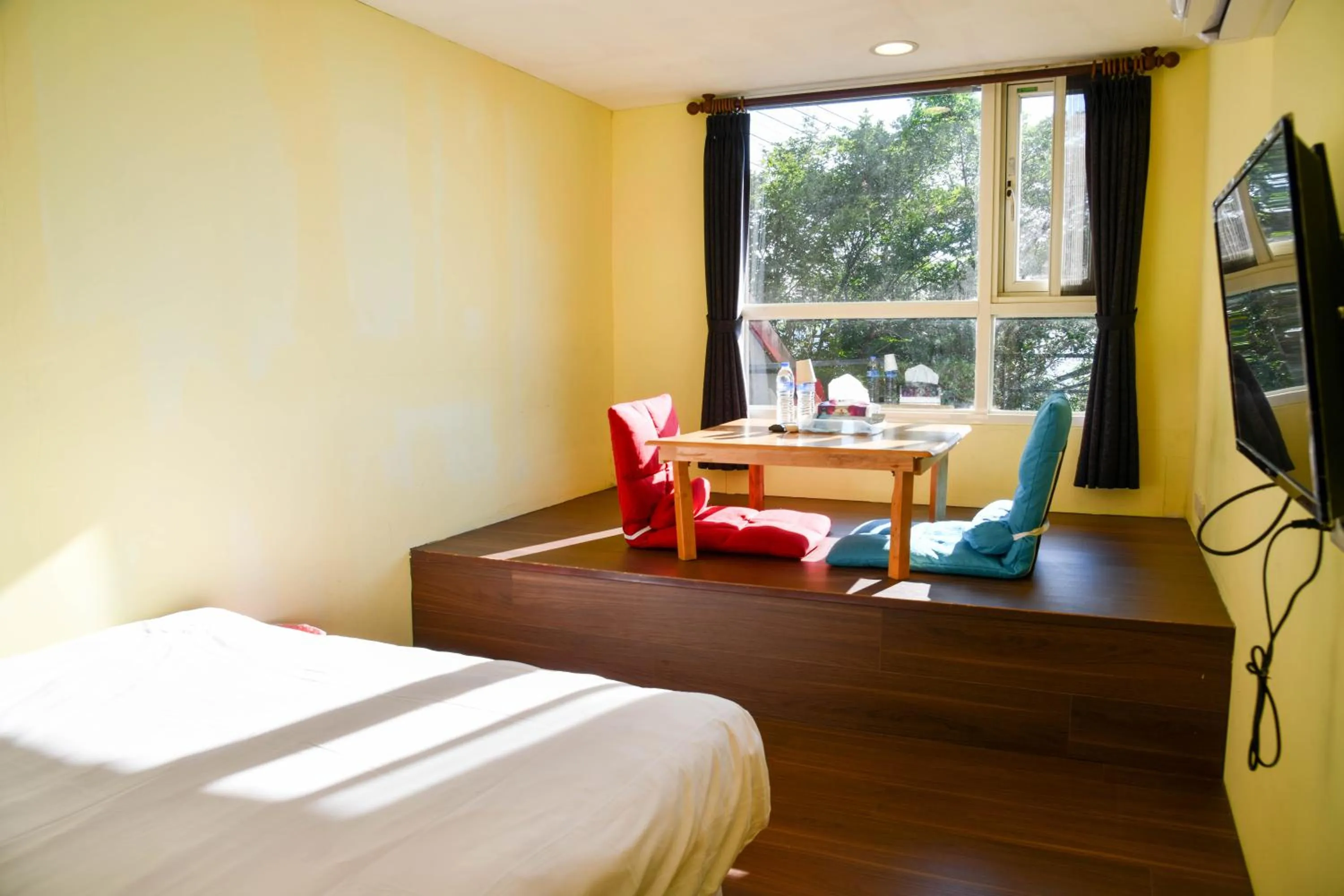 Bedroom, Bed in Way Young House