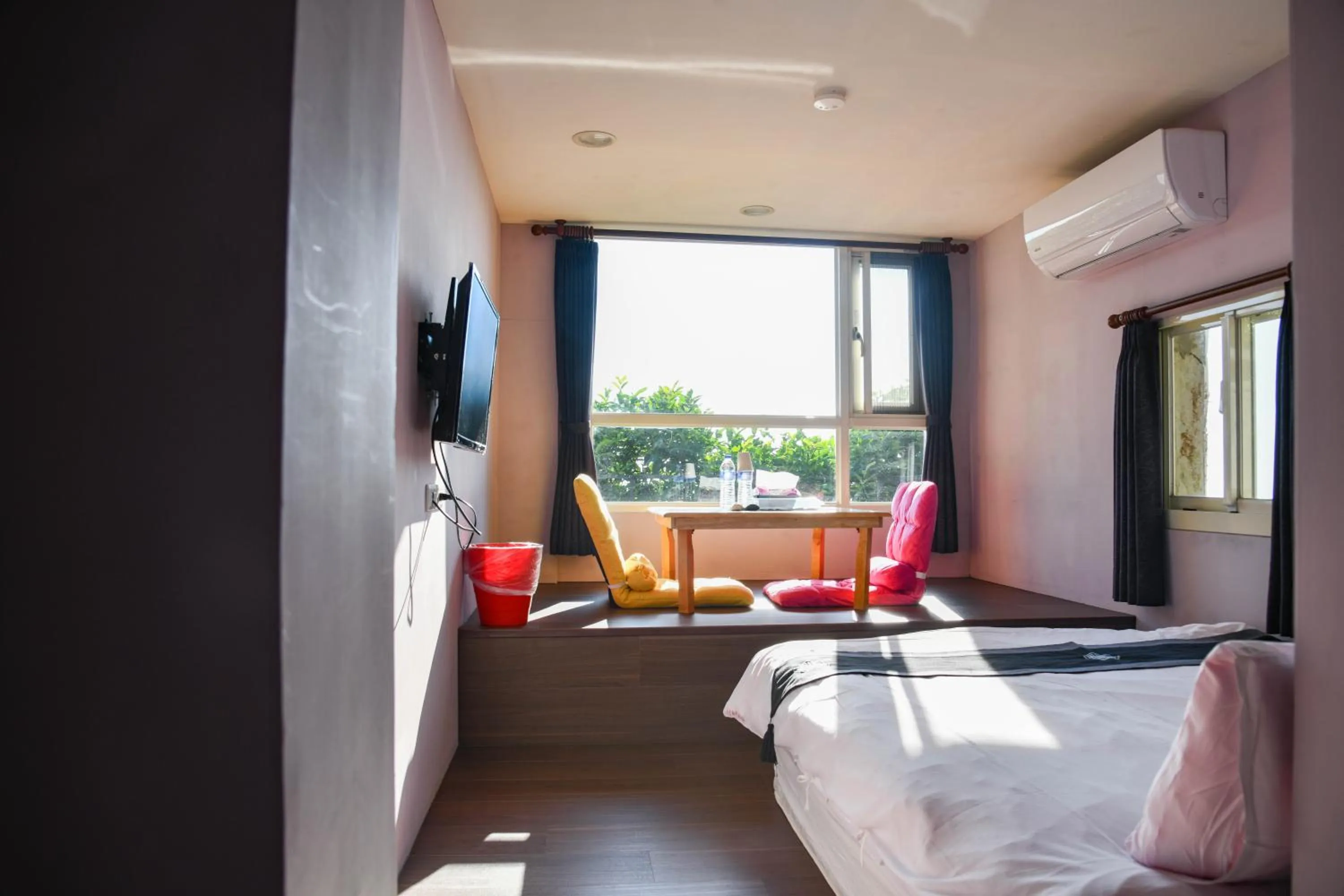 Photo of the whole room, Bed in Way Young House