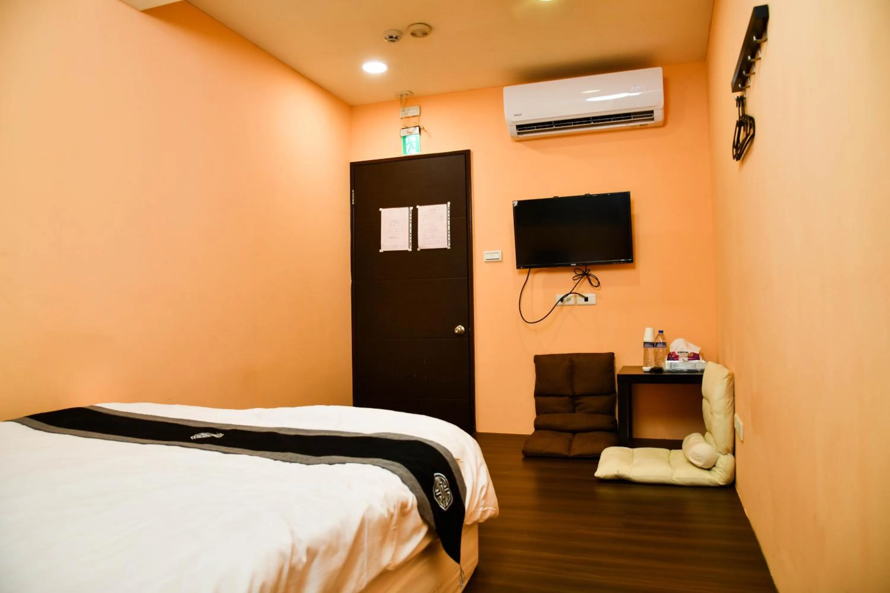 Bedroom, Bed in Way Young House