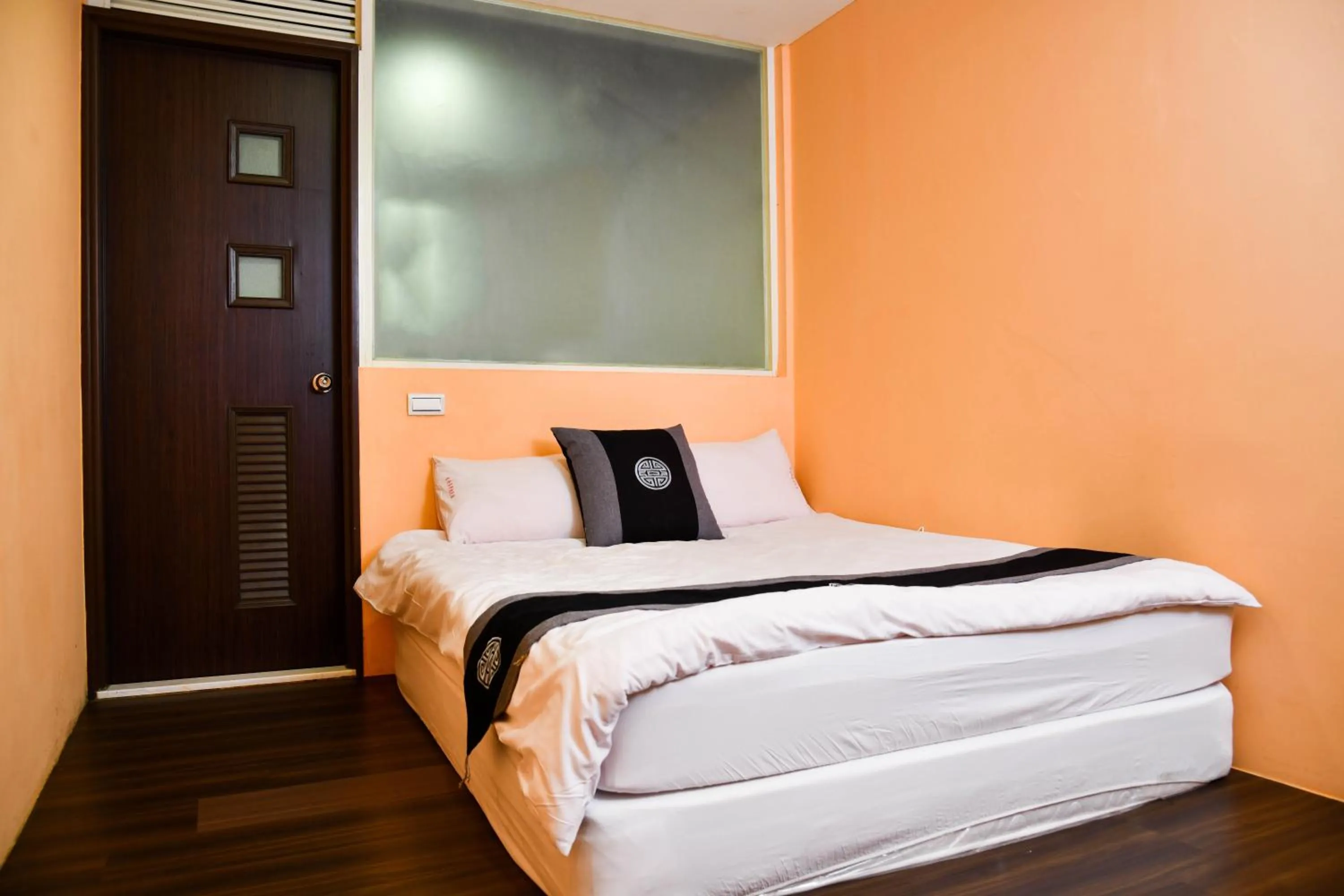 Bedroom, Bed in Way Young House