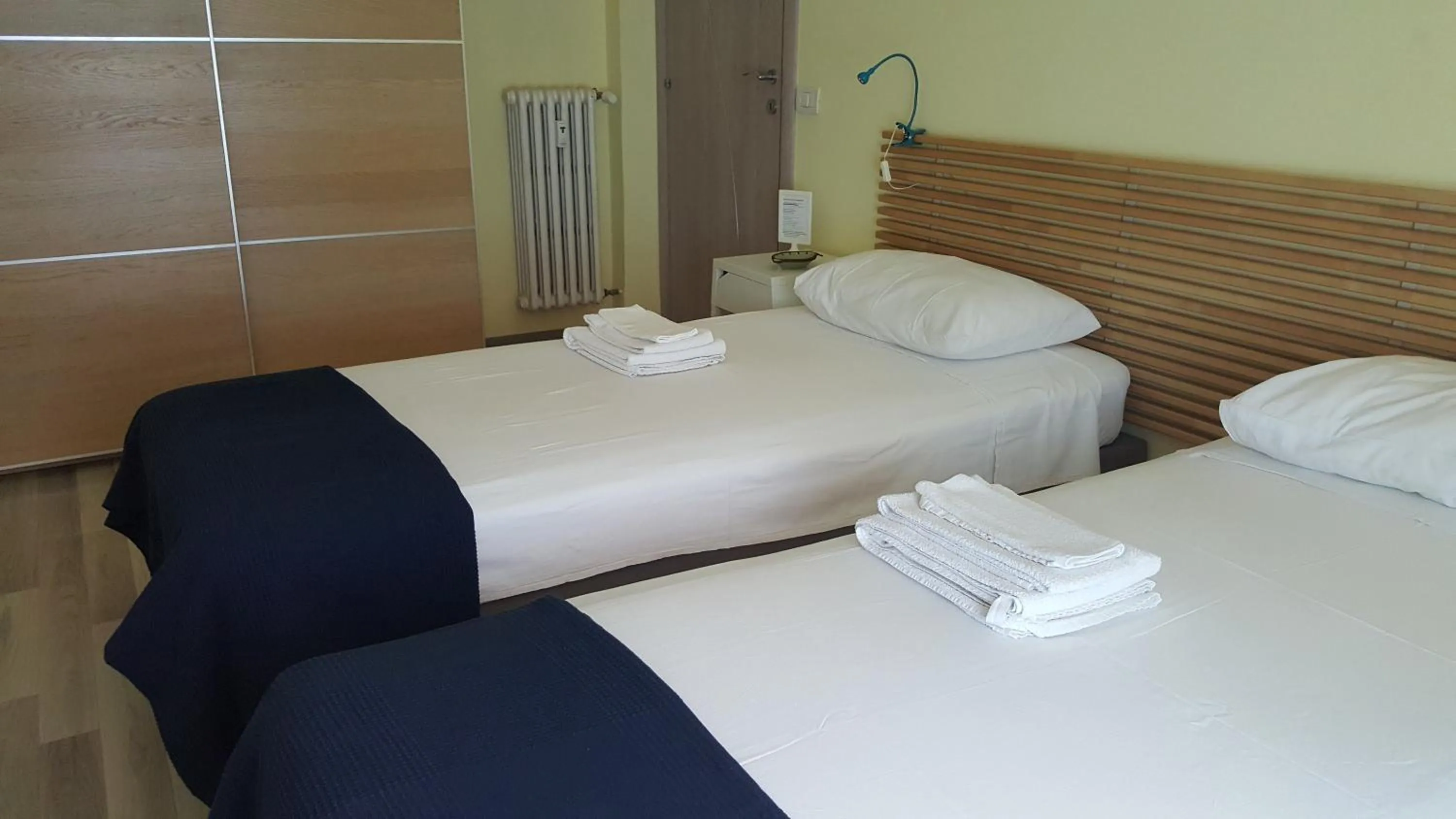 Photo of the whole room, Bed in C'è posto per te