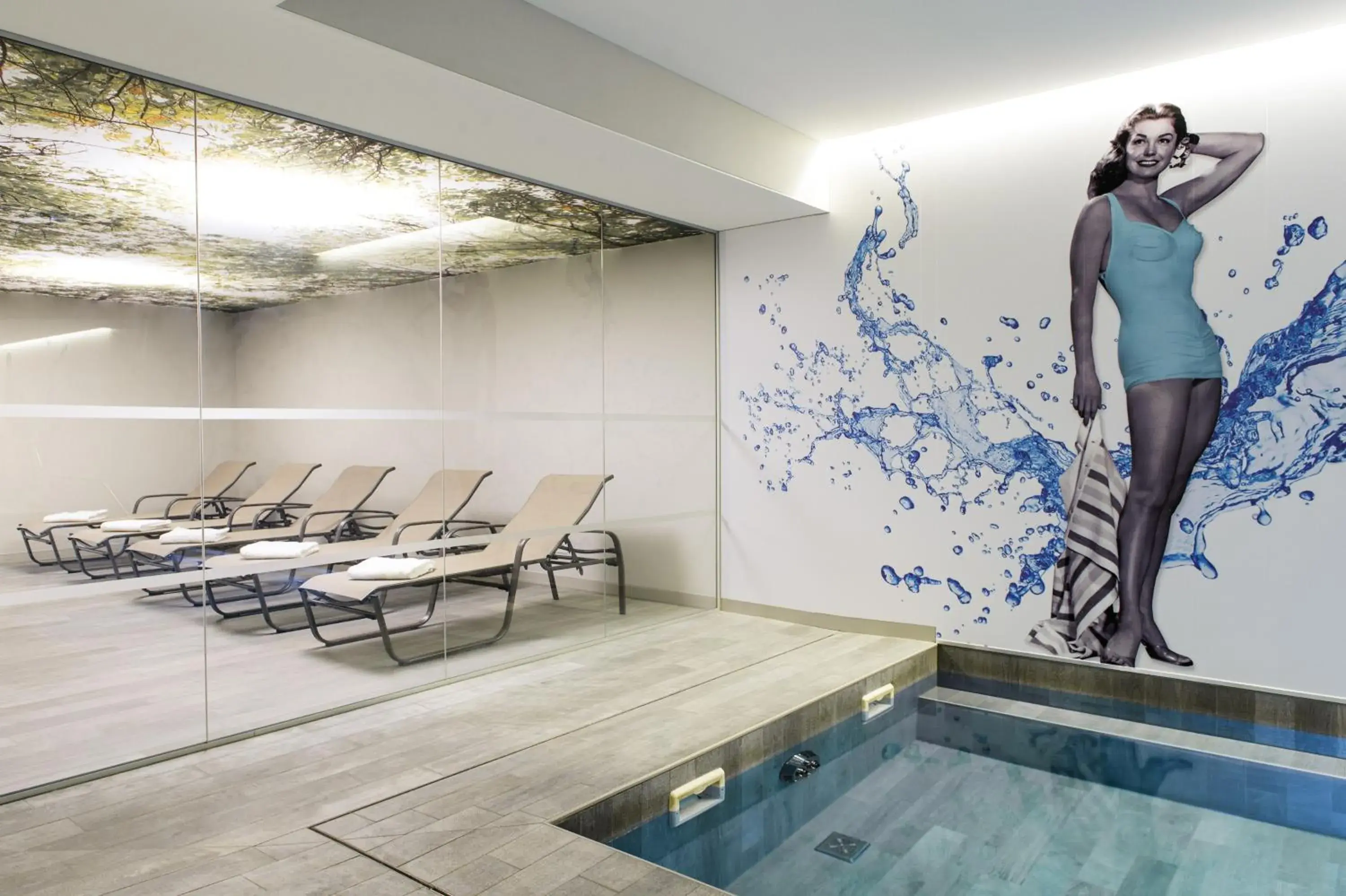 Swimming pool in Novotel Brussels City Centre Swimming pool in Novotel Brussels City Centre