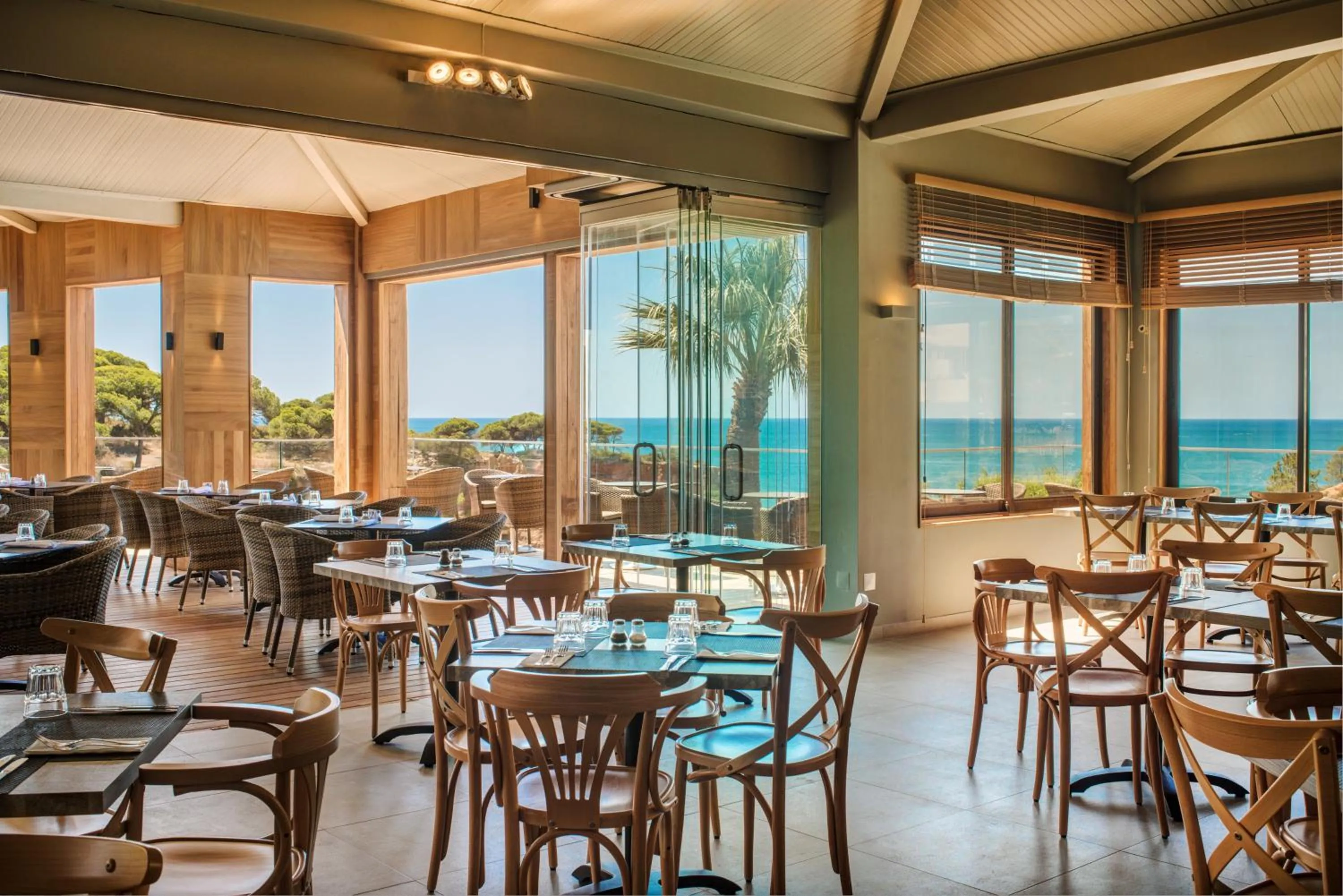 Restaurant/places to eat in 3HB Falésia Garden