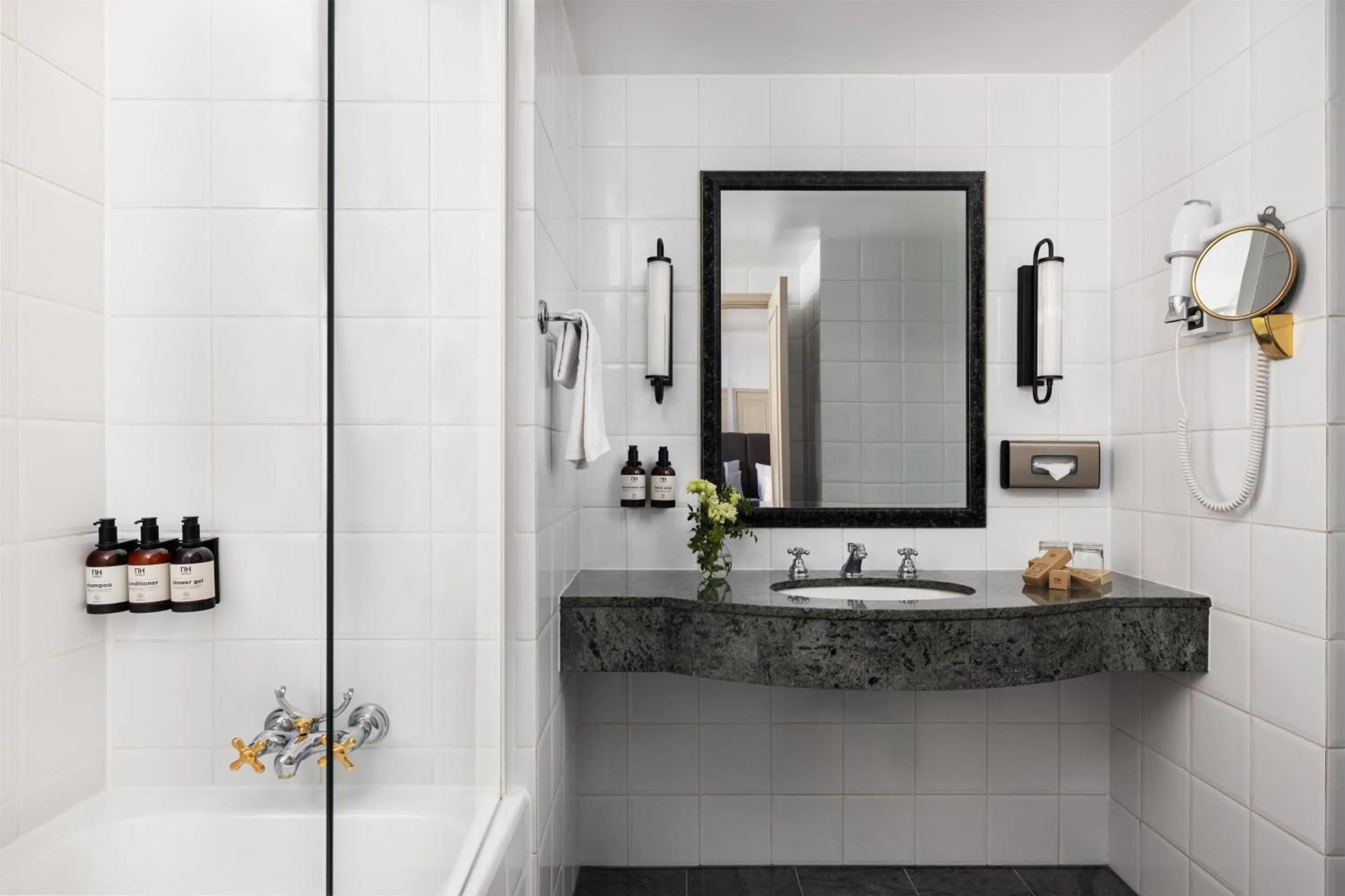 Bathroom in NH Brussels Carrefour de L’Europe