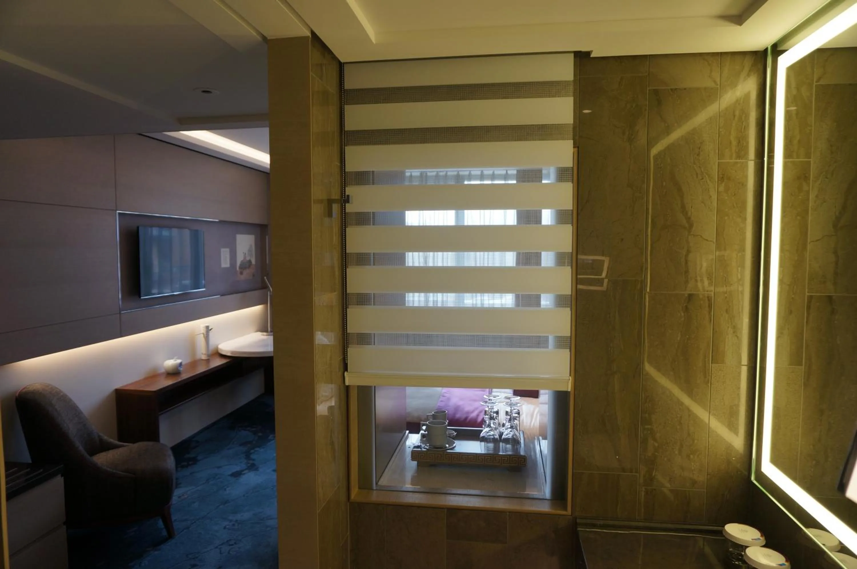 Bathroom, Bed in Tangla Hotel Brussels