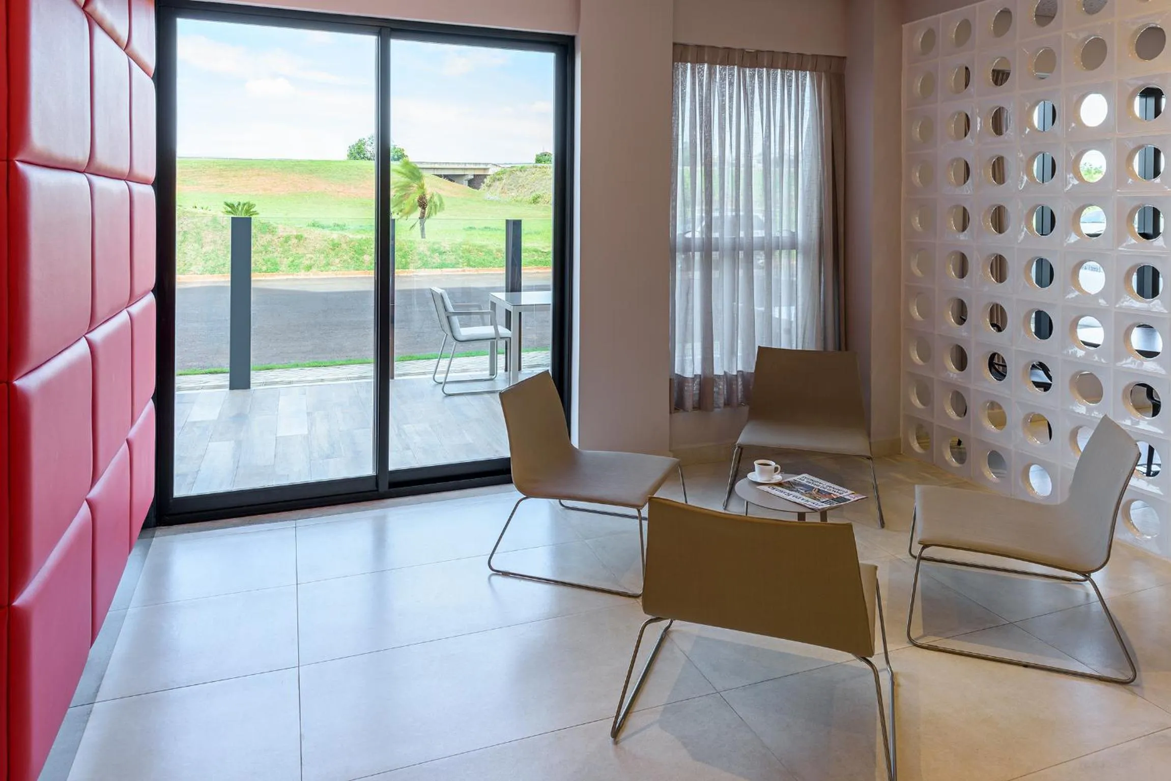 Communal lounge/ TV room in ibis Styles Birigui