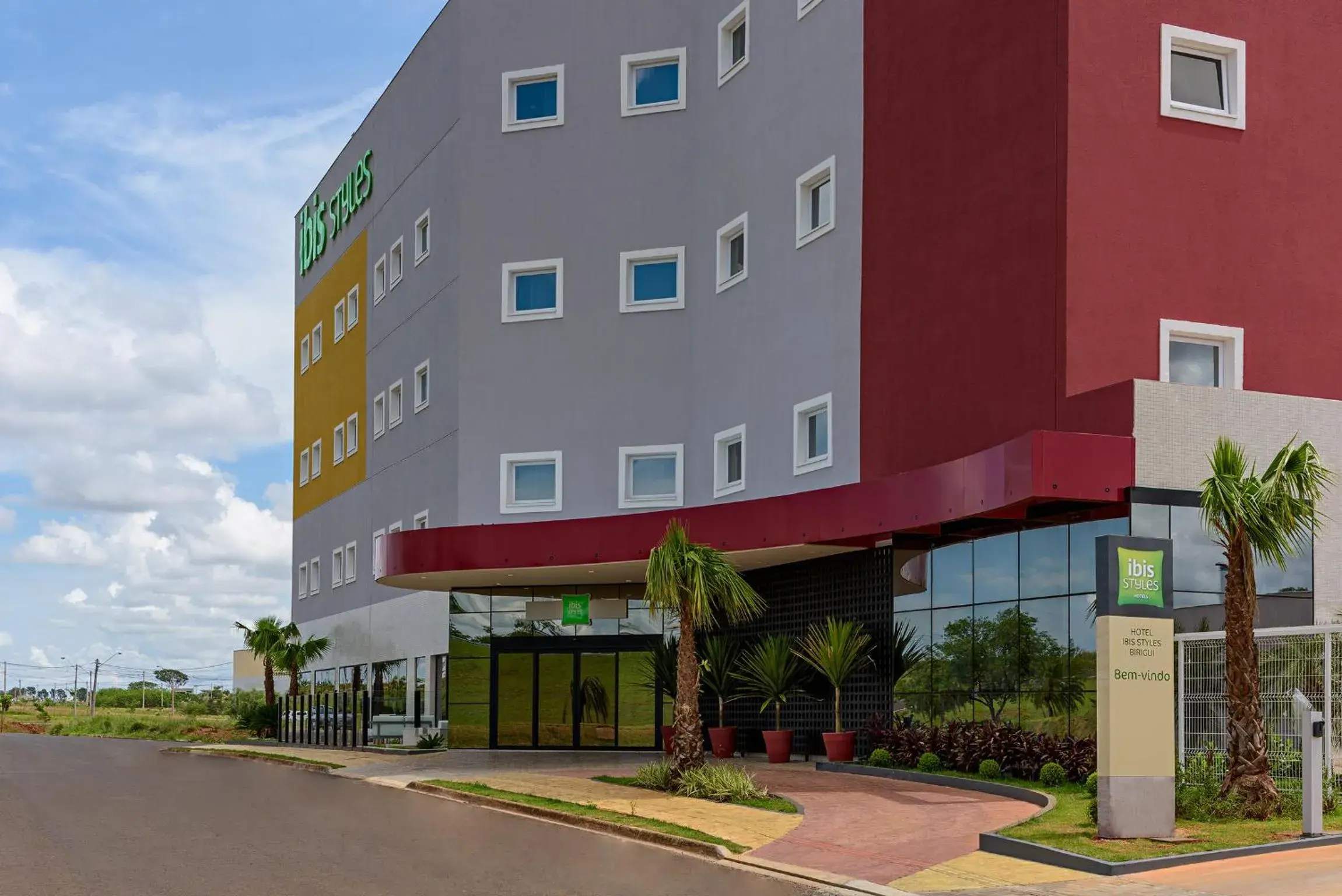 Facade/entrance in ibis Styles Birigui Facade/entrance in ibis Styles Birigui