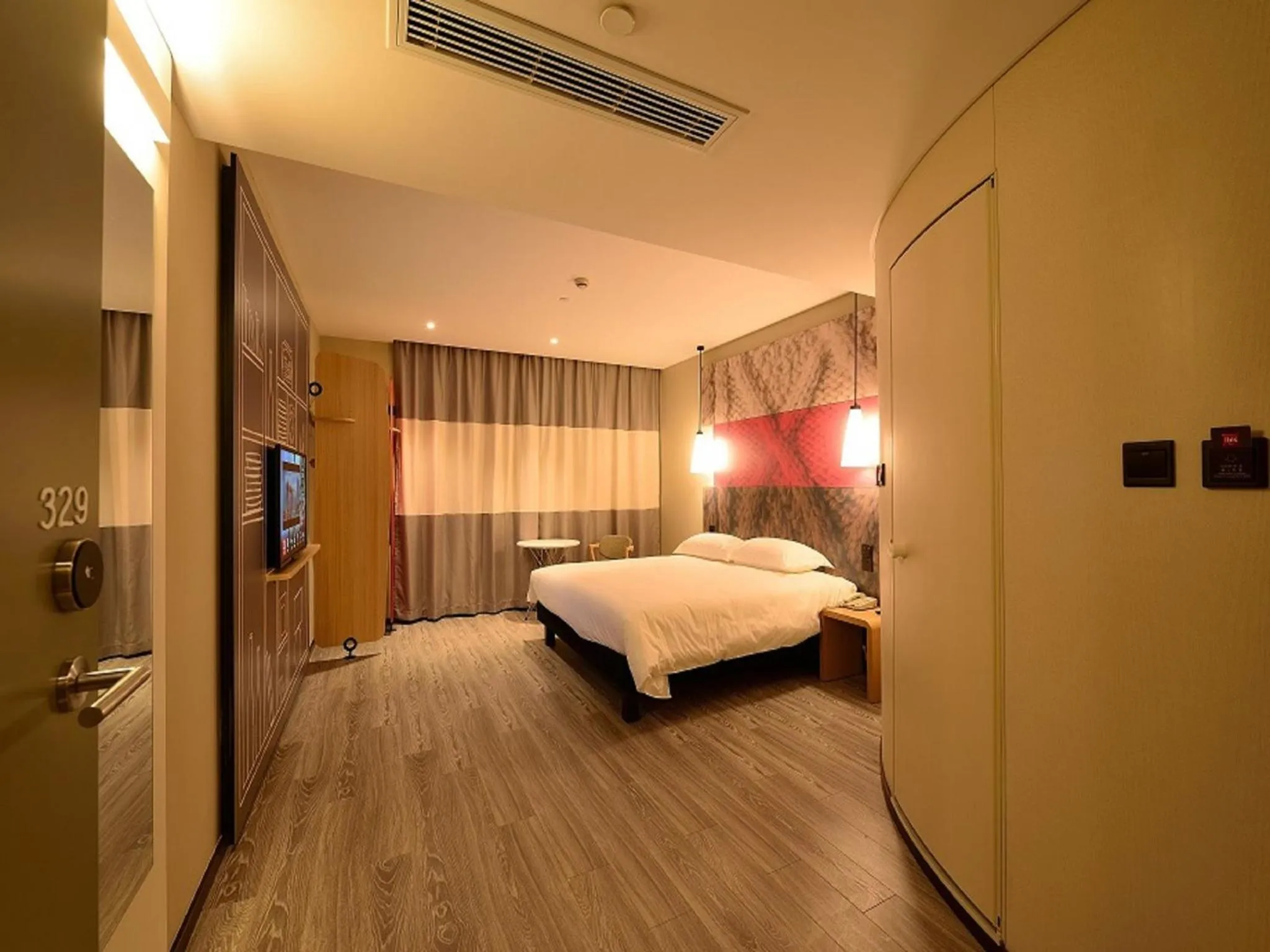 Photo of the whole room in Ibis Shanghai New Hongqiao
