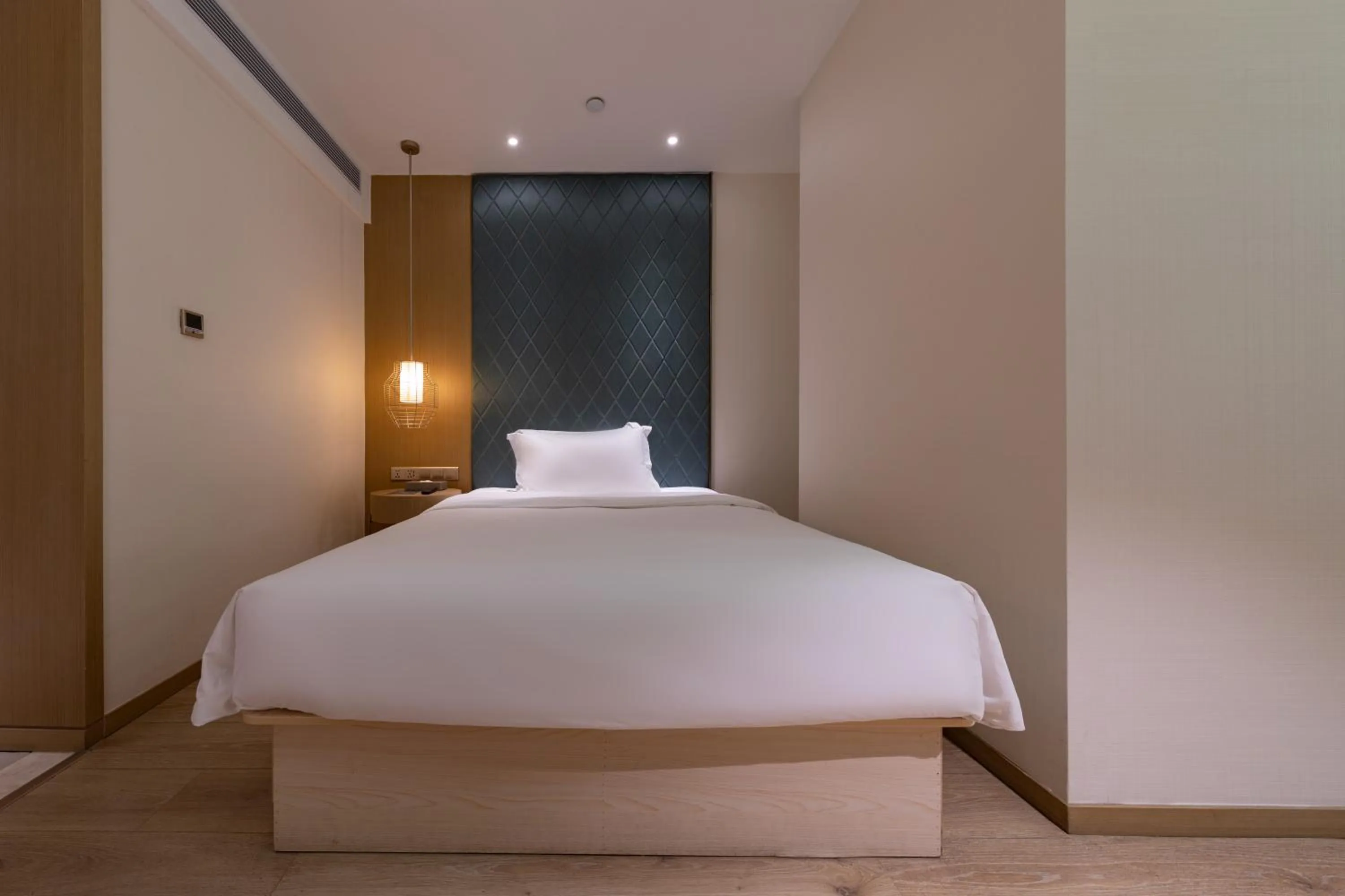 People, Bed in Ibis Styles XM Zhongshan Hotel