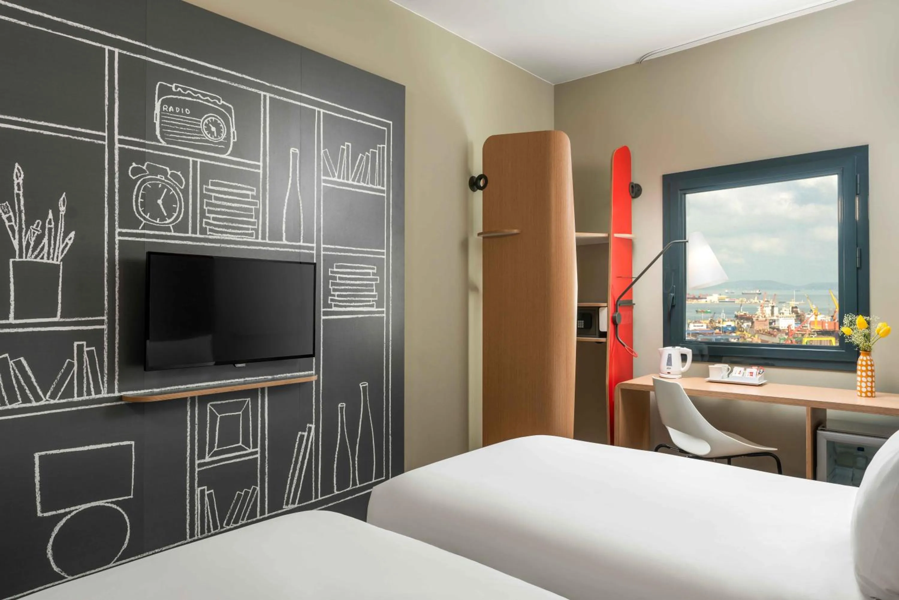 Communal lounge/ TV room, Bed in Ibis Istanbul Tuzla Hotel