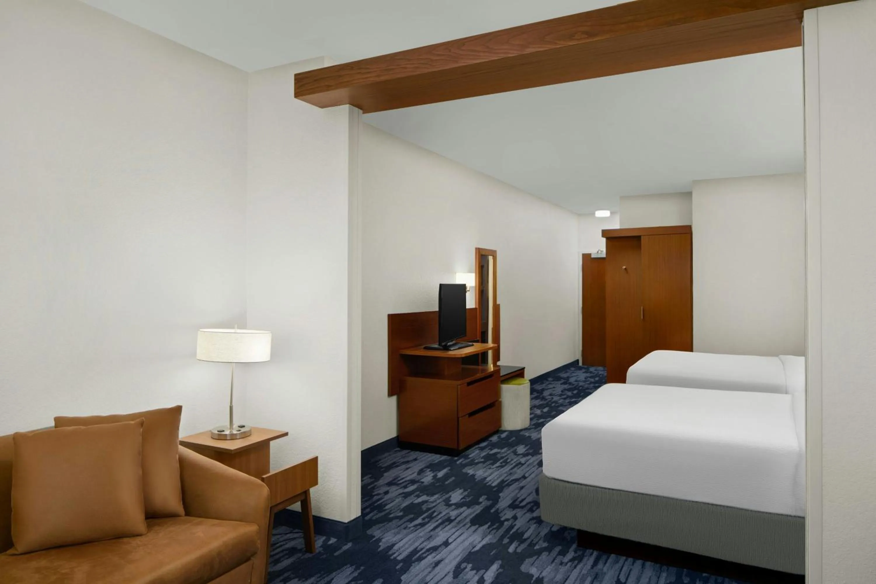 Living room, Bed in Fairfield Inn & Suites by Marriott Richmond Ashland