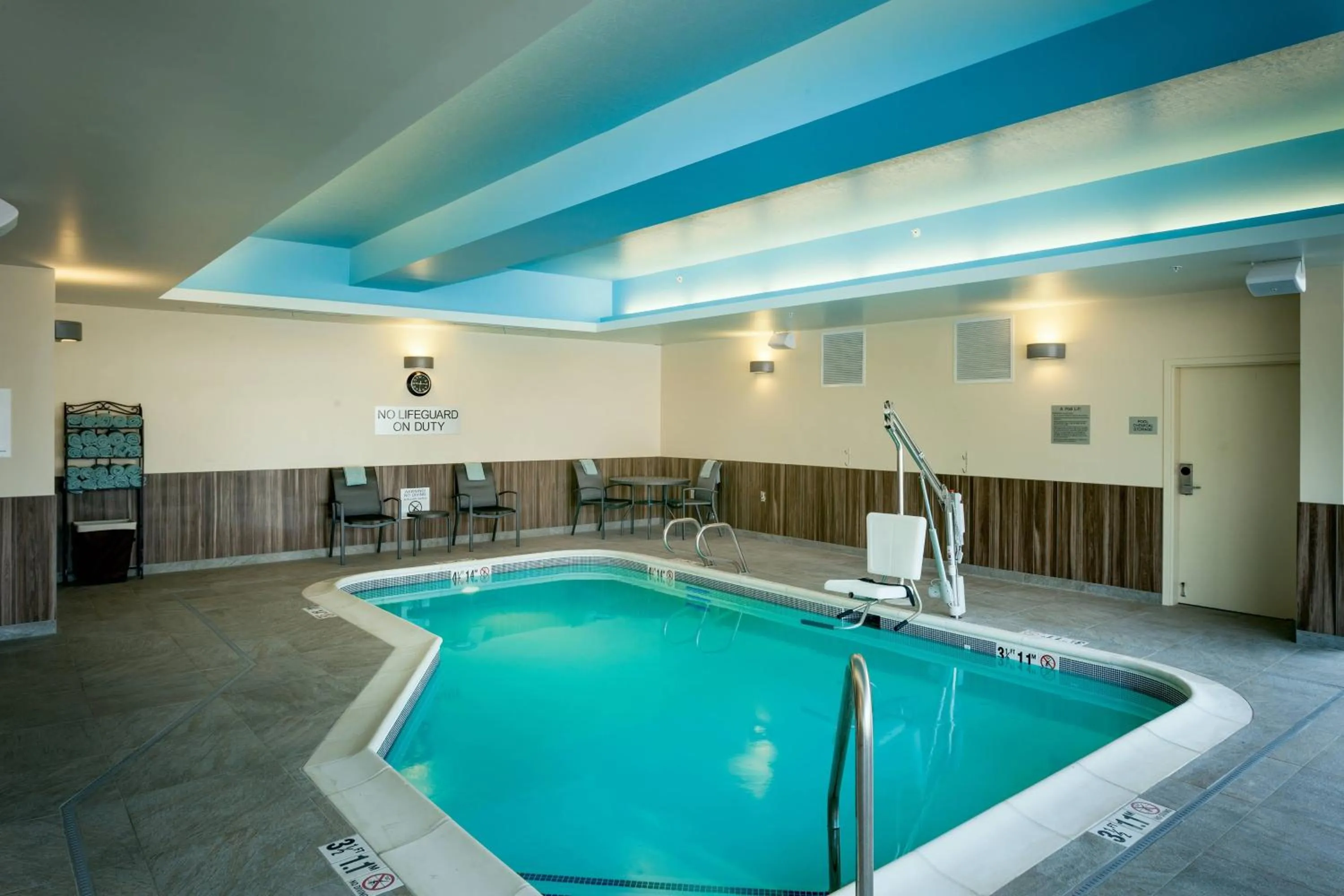 Swimming pool in Fairfield Inn & Suites by Marriott Tacoma DuPont
