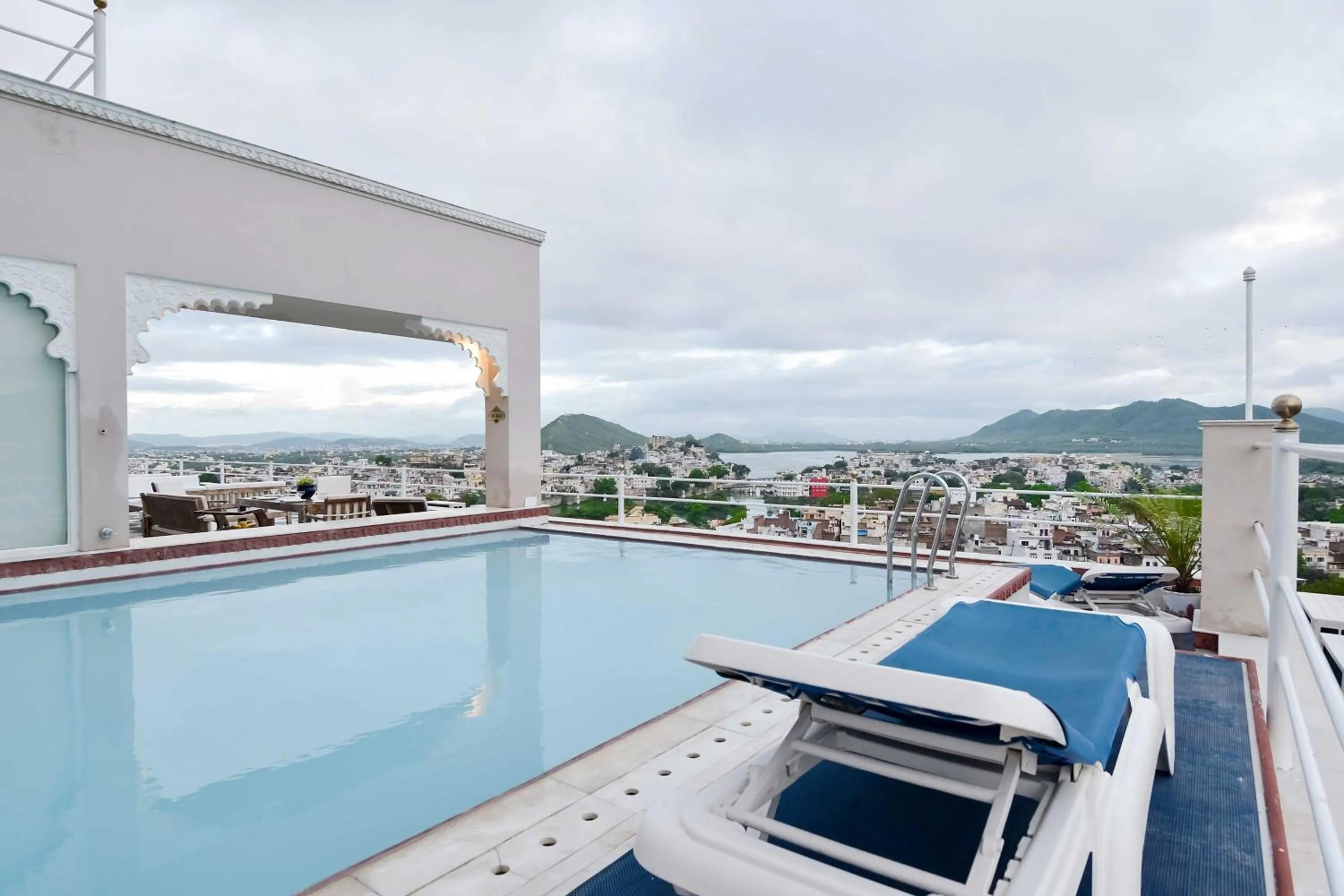 Swimming pool in Hotel Raj Kuber