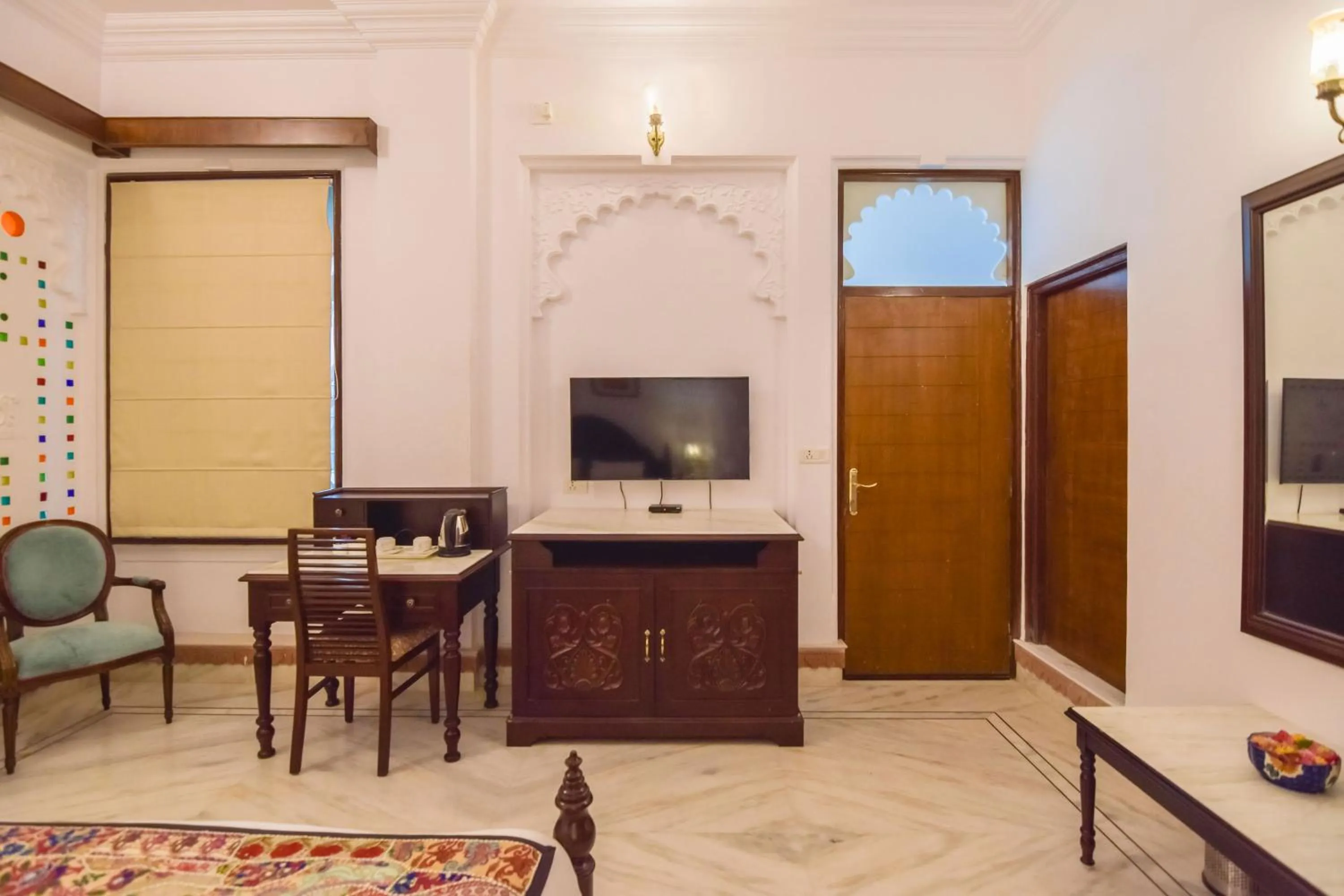 TV and multimedia in Hotel Raj Kuber