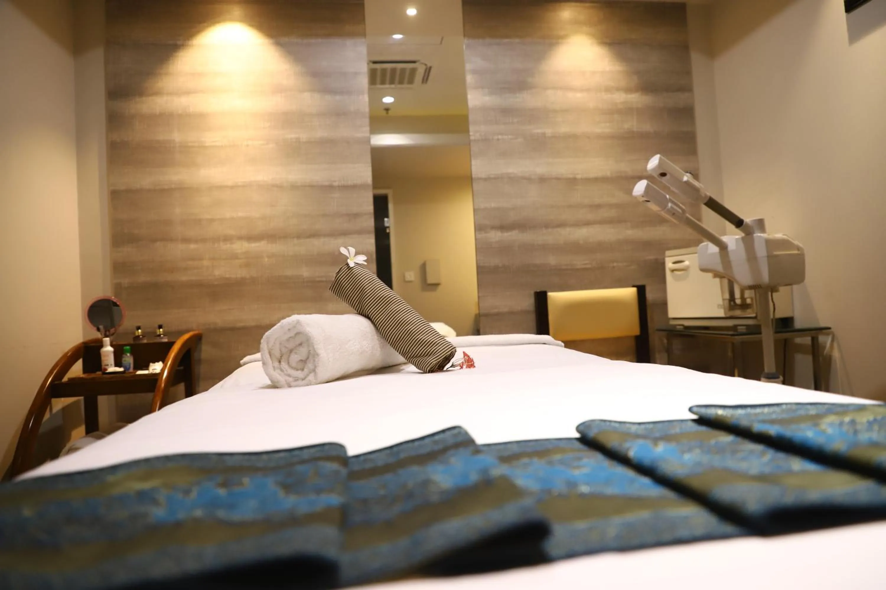 Spa and wellness centre/facilities, Bed in Efcee Sarovar Premiere Bhavnagar