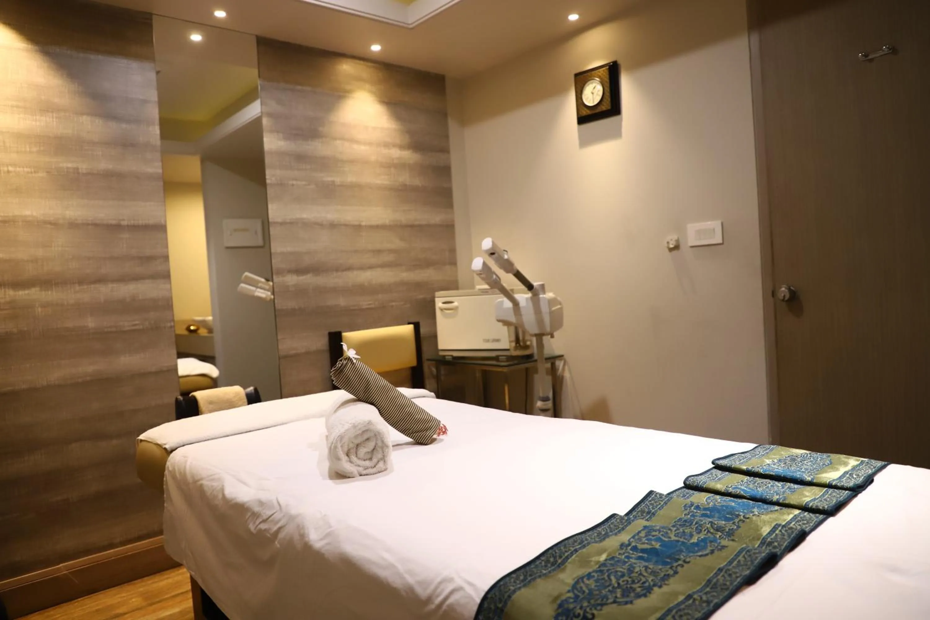 Spa and wellness centre/facilities, Bed in Efcee Sarovar Premiere Bhavnagar