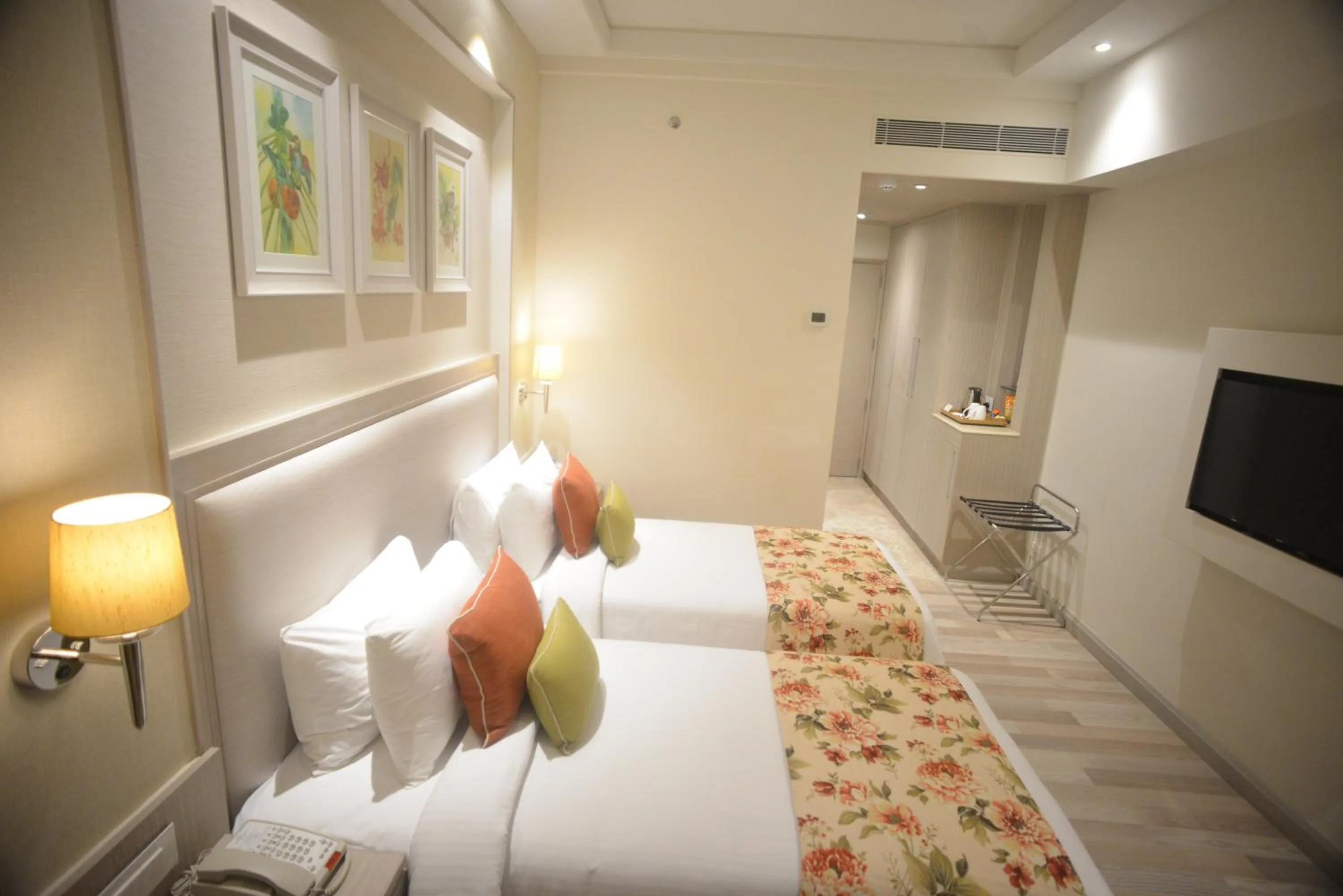 Bedroom, Bed in Efcee Sarovar Premiere Bhavnagar