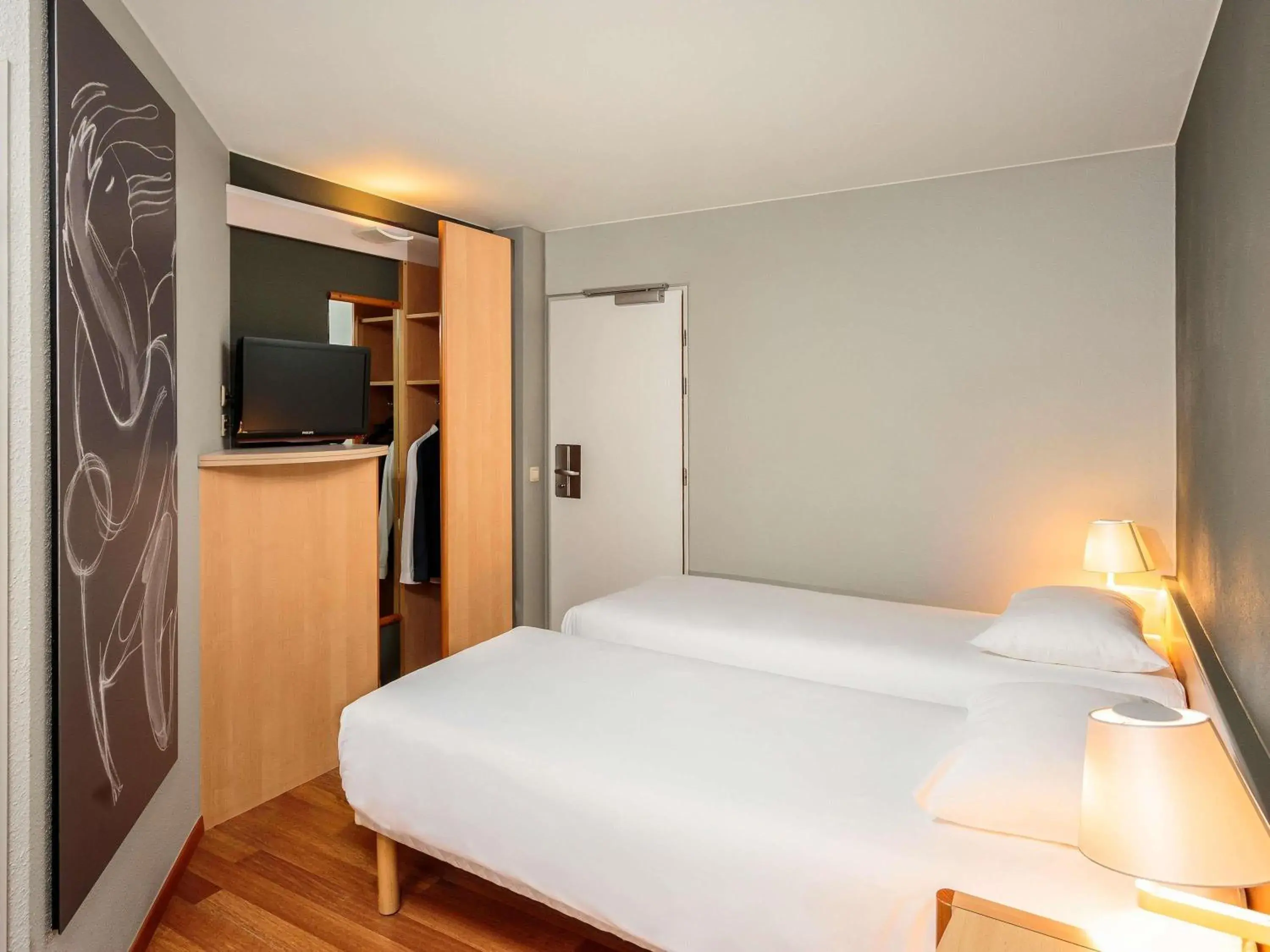 Bedroom, Bed in Ibis Brussels City Centre Bedroom, Bed in Ibis Brussels City Centre