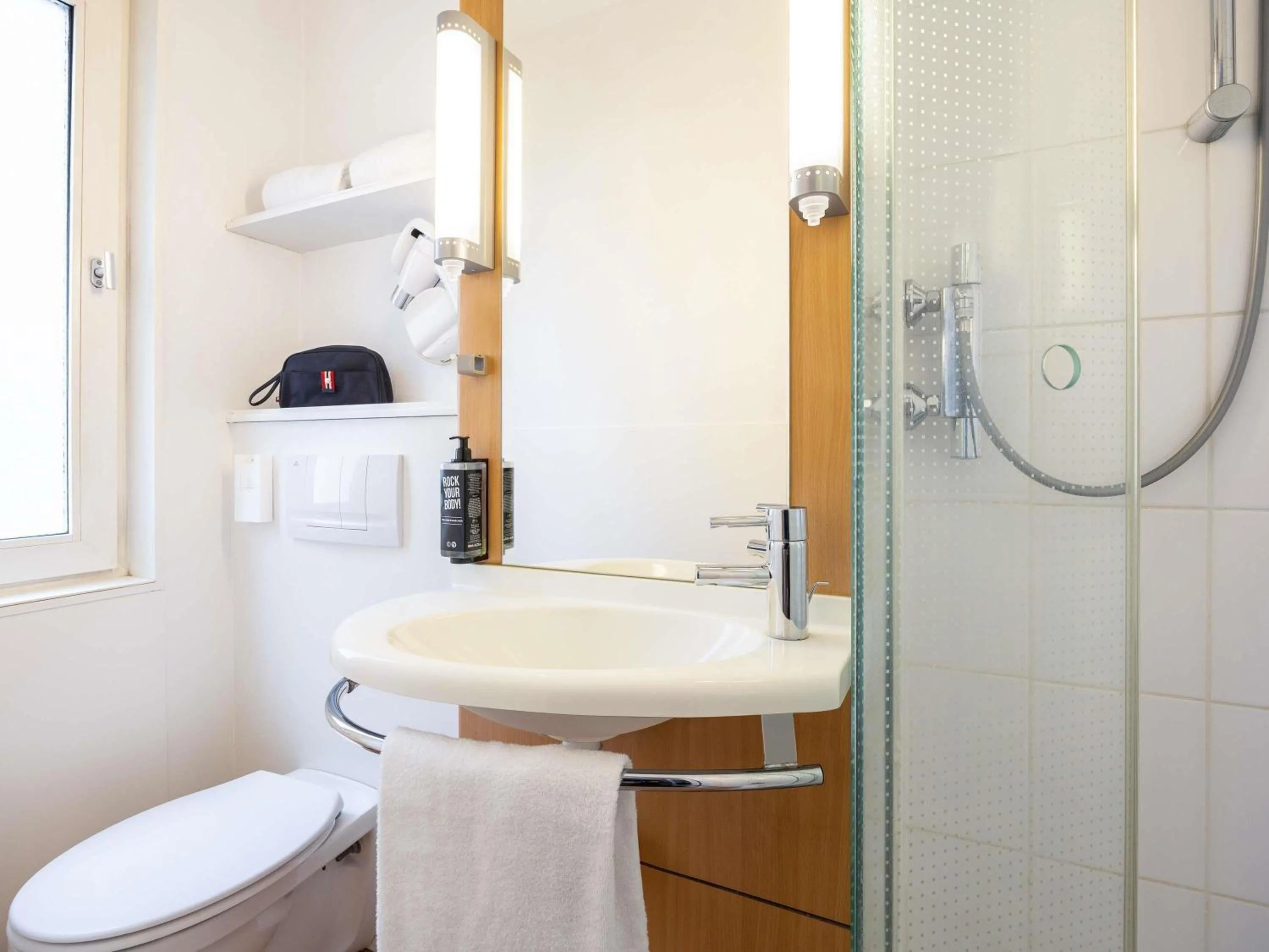 Bedroom in Ibis Brussels City Centre