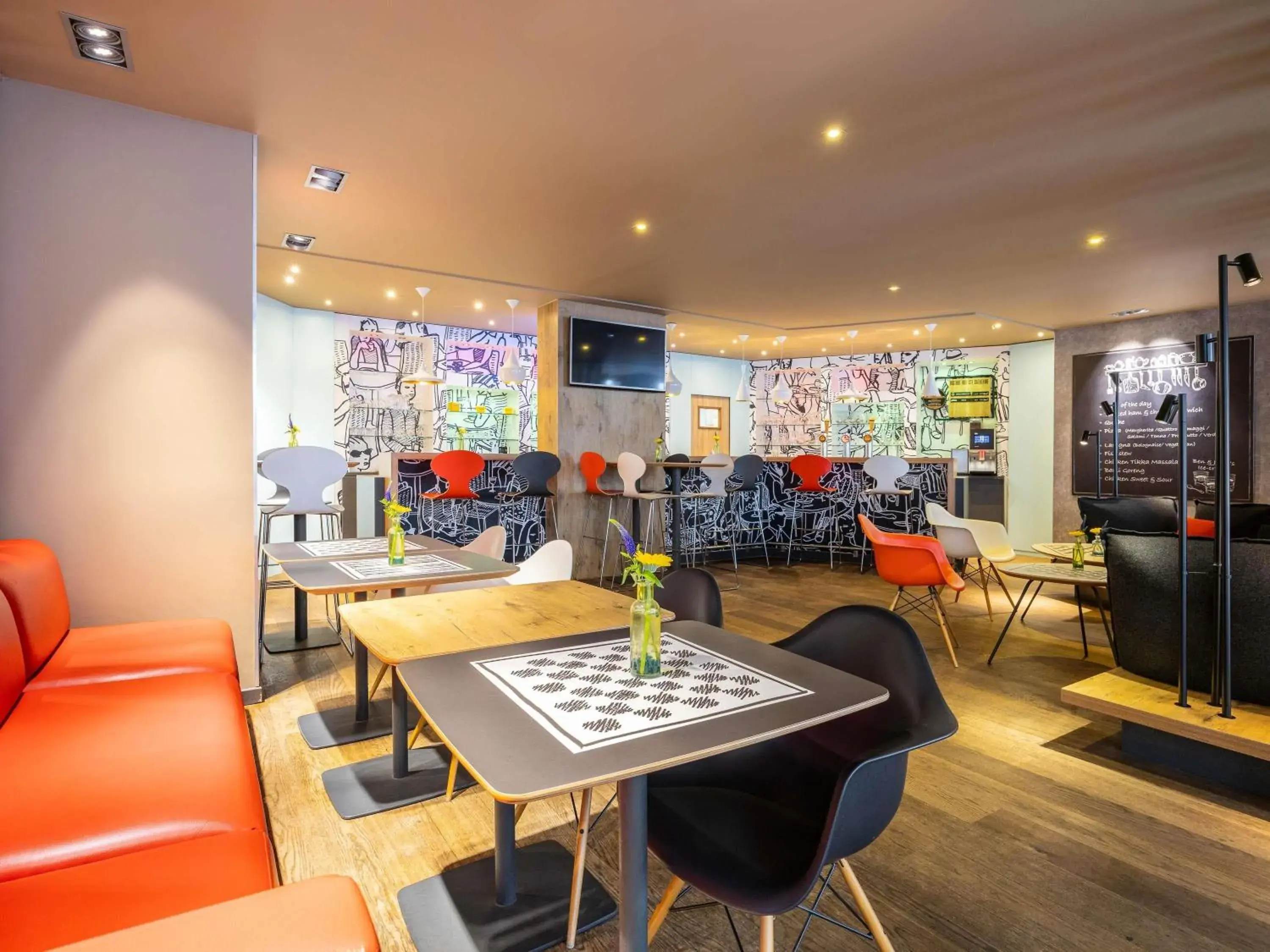 Lounge or bar in Ibis Brussels City Centre Lounge or bar in Ibis Brussels City Centre