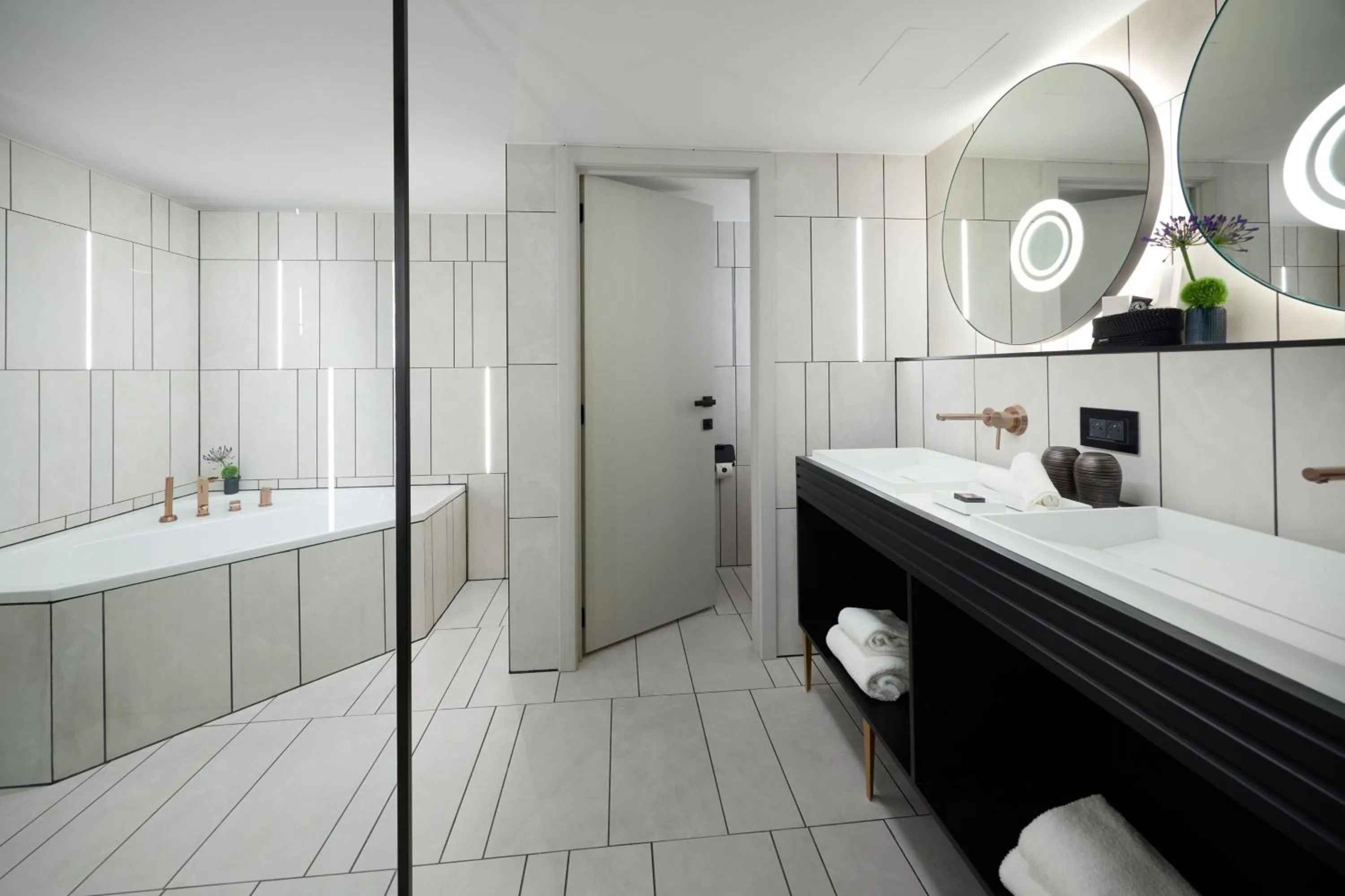 Bathroom, Bed in Cardo Brussels, Autograph Collection