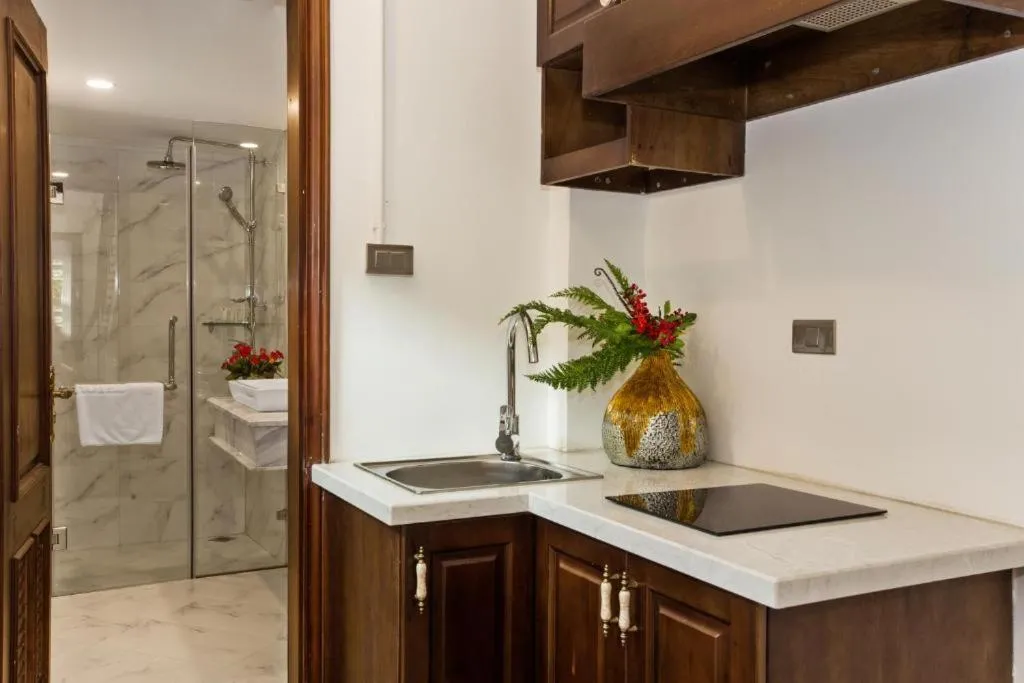 Shower in Maro Hotel