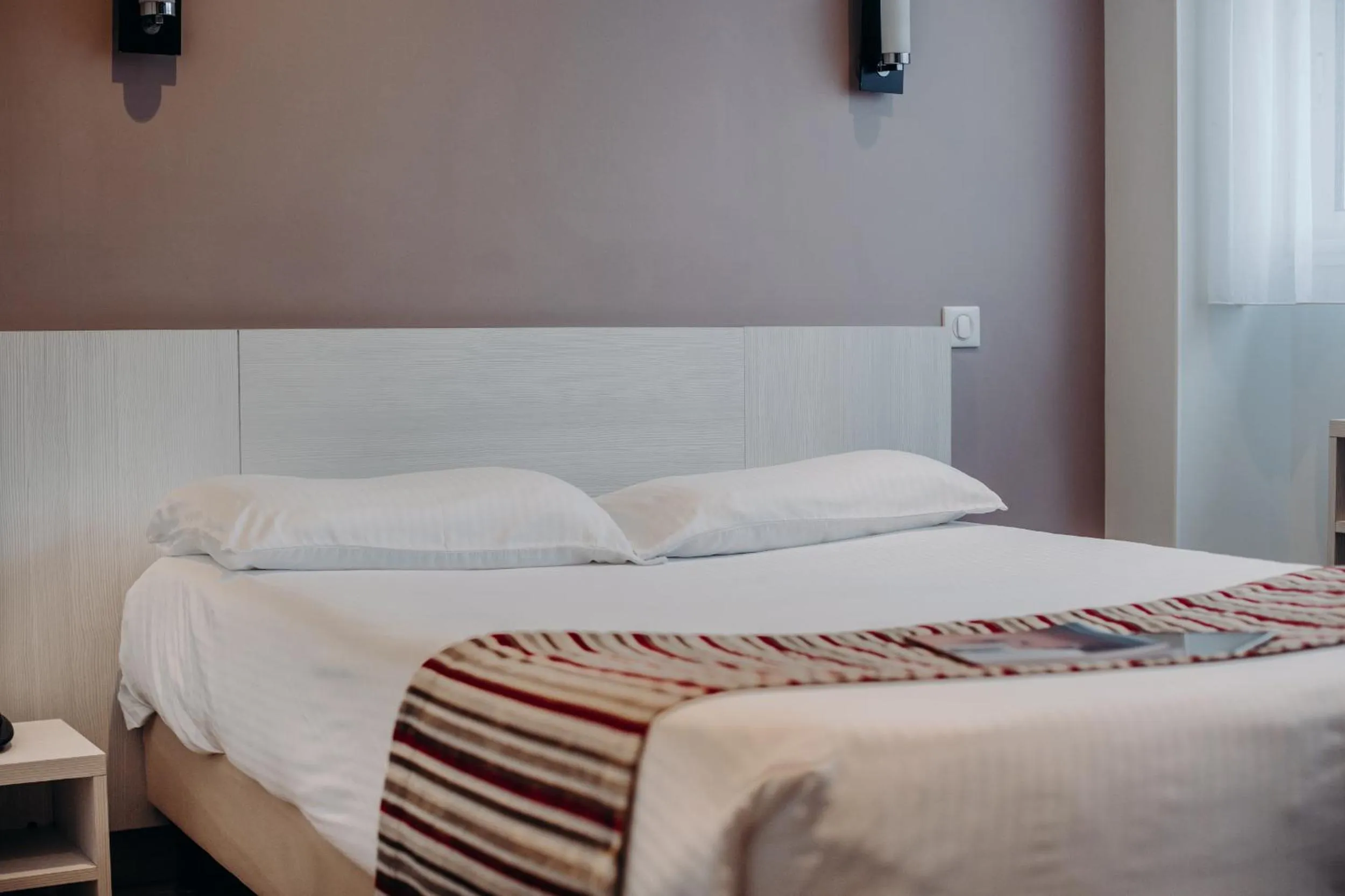 Bed in Hôtel Valencia