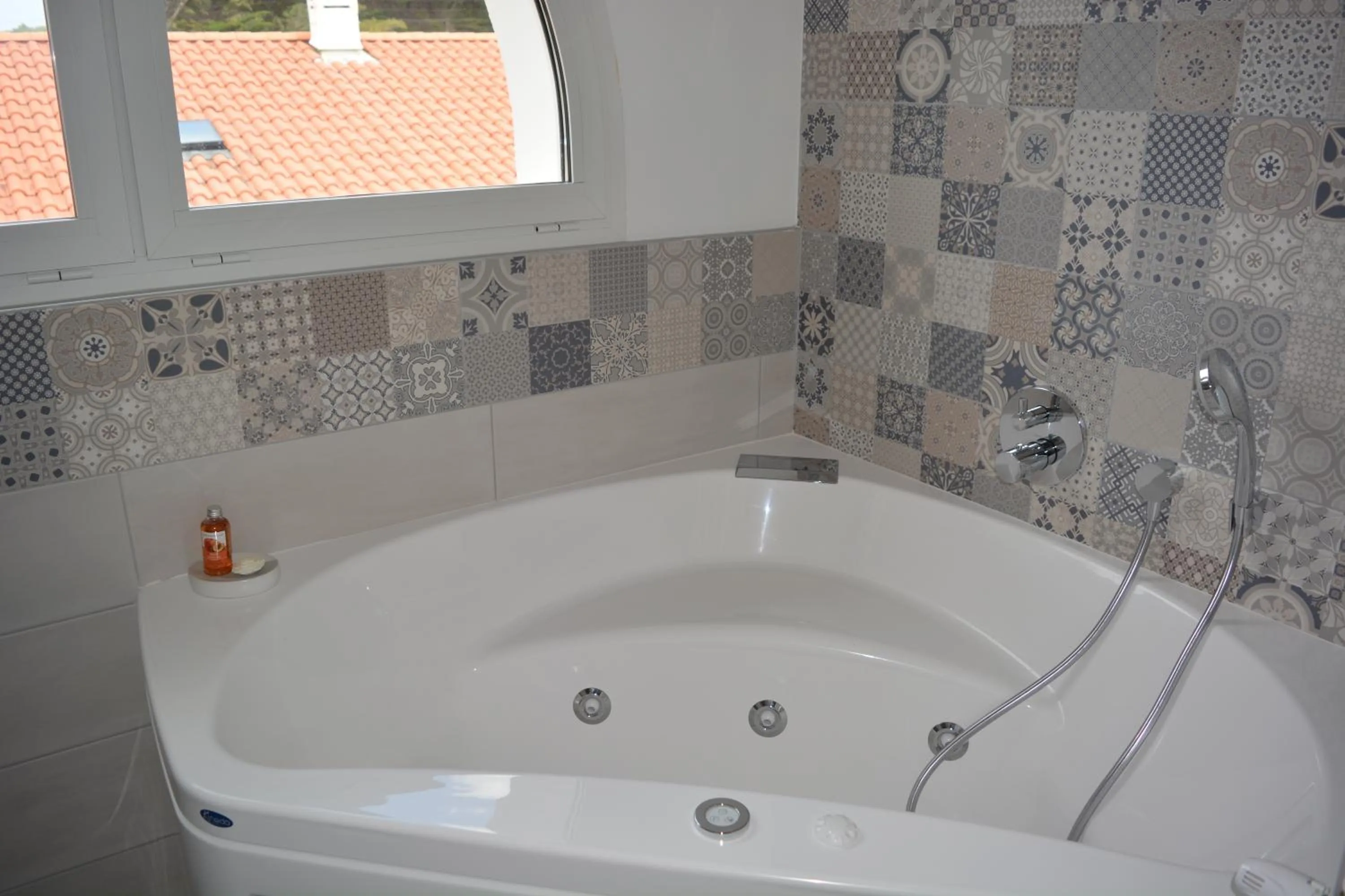 Hot Tub in Hôtel Valencia