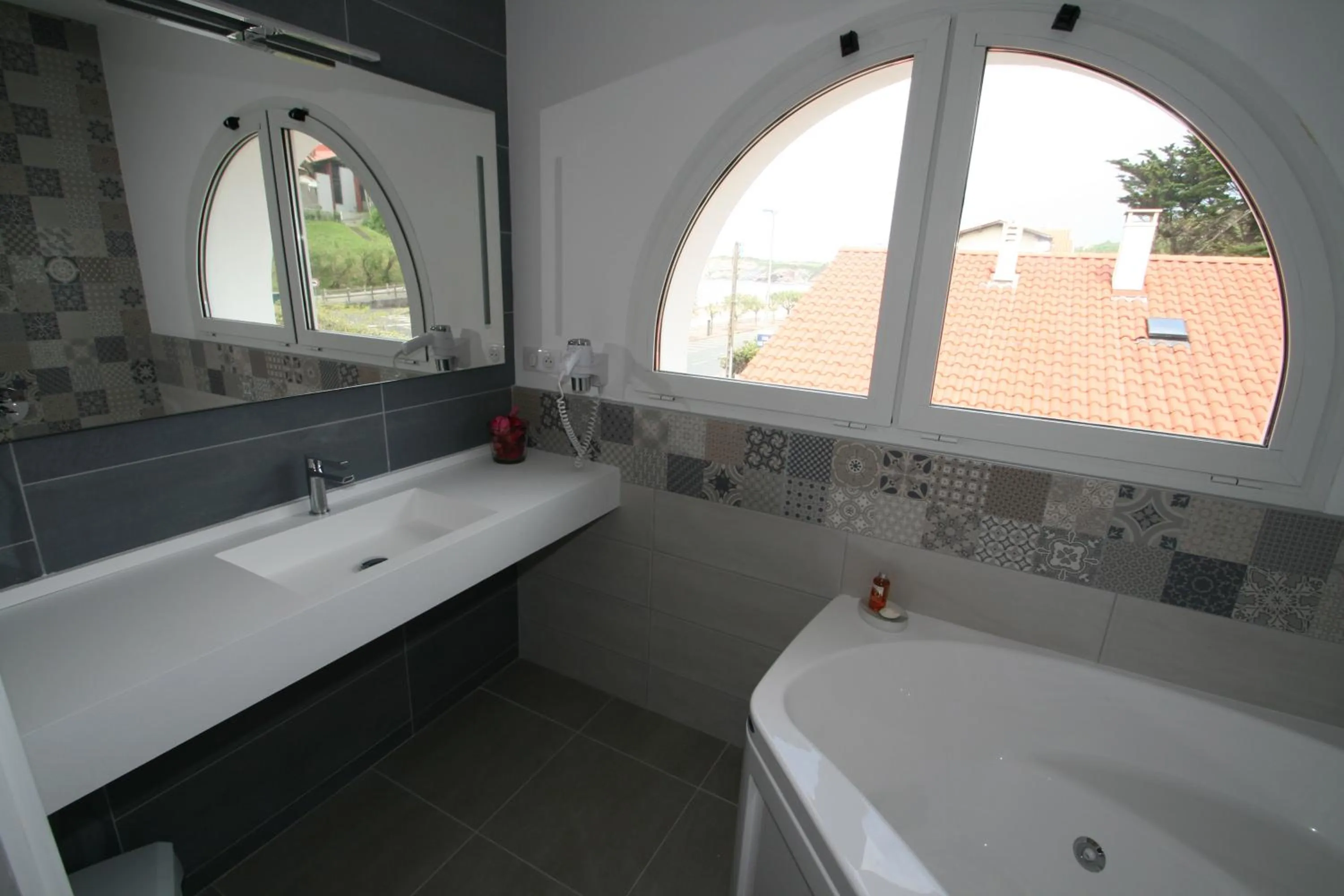 Hot Tub in Hôtel Valencia