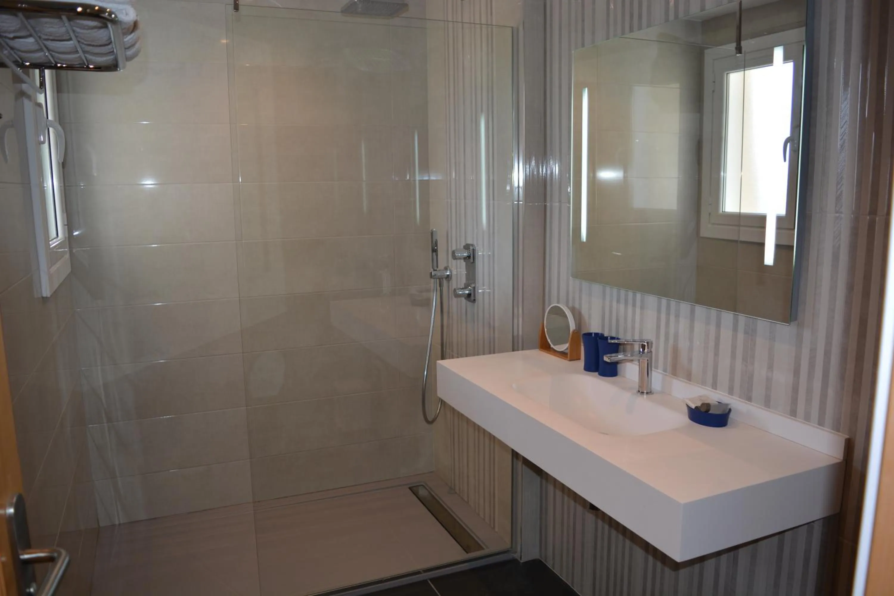 Shower in Hôtel Valencia