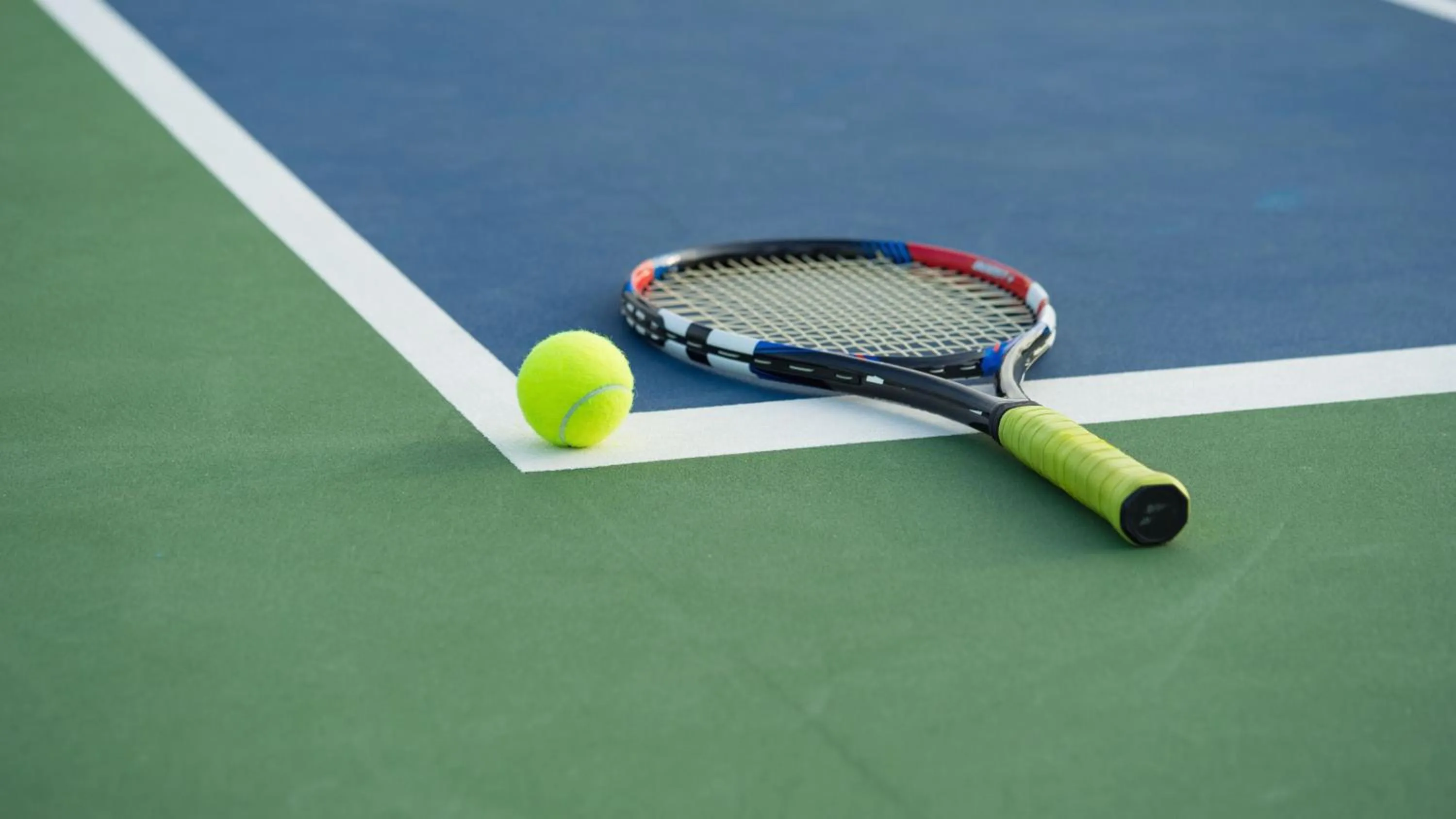 Tennis court in Airlie