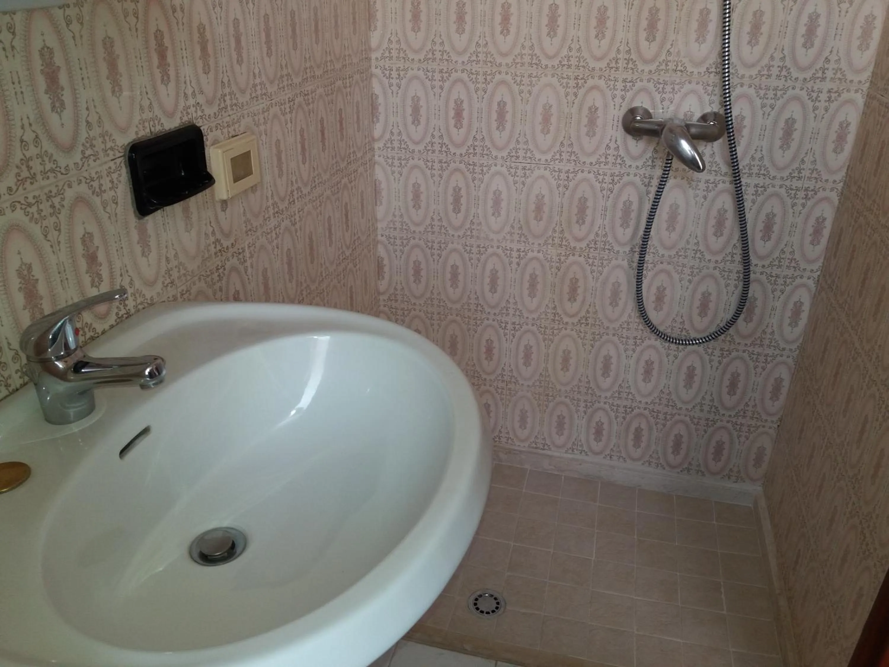 Bathroom in Albergo Europa