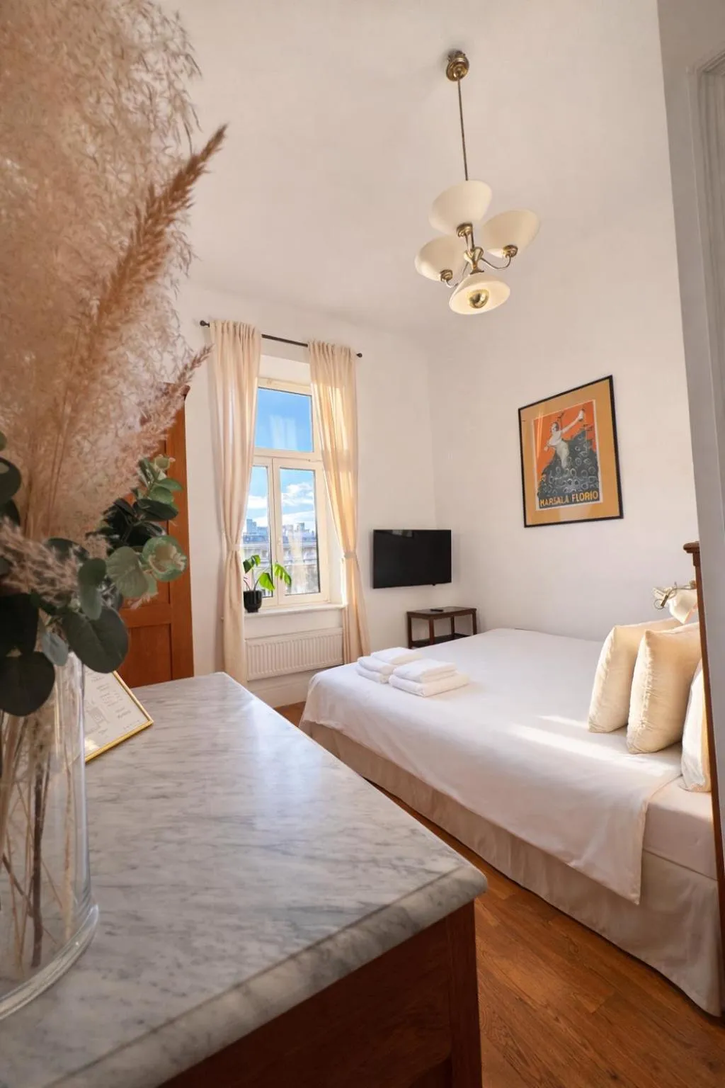 Photo of the whole room, Bed in 4th Floor Bed and Breakfast