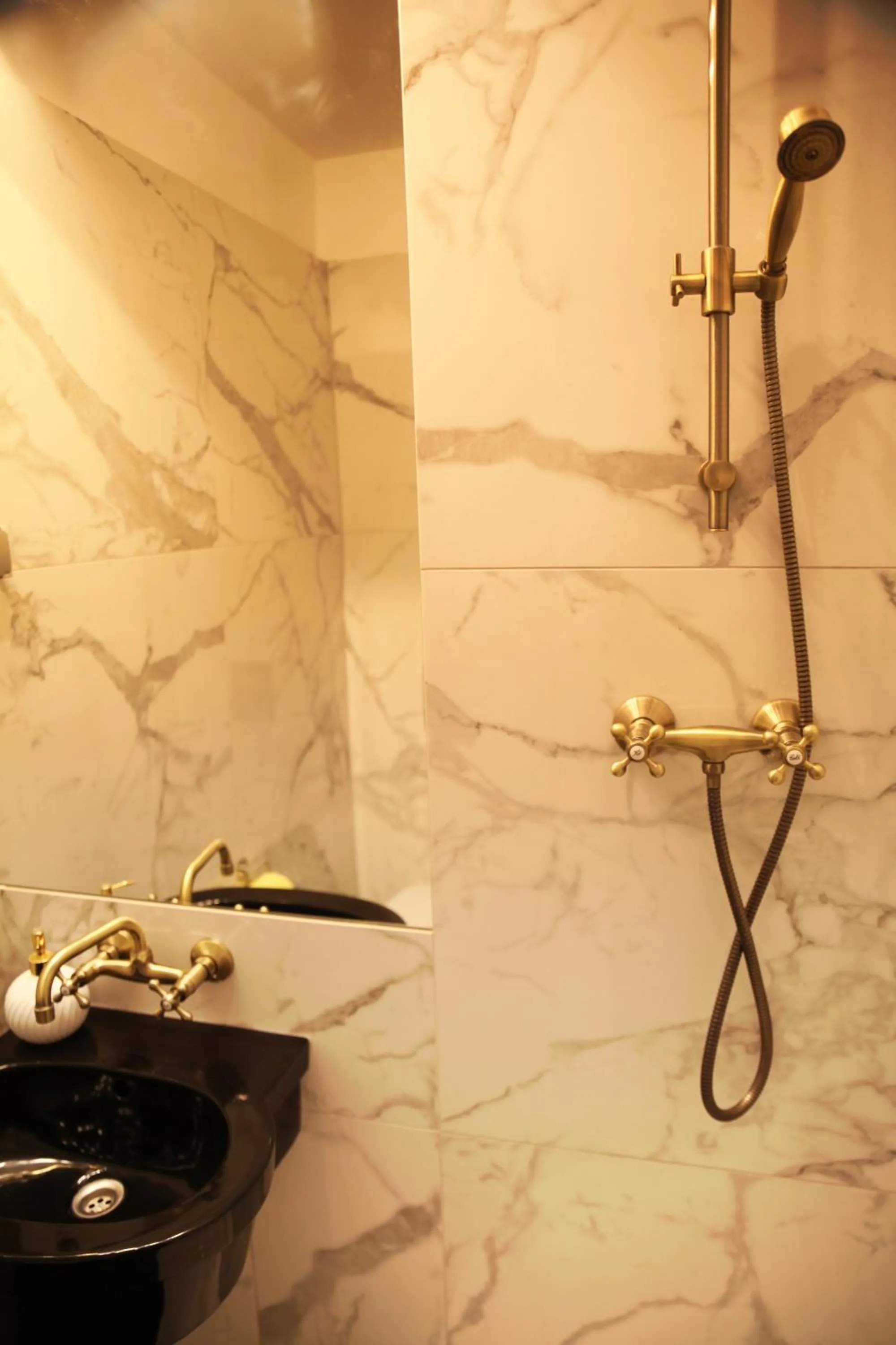 Bathroom in 4th Floor Bed and Breakfast