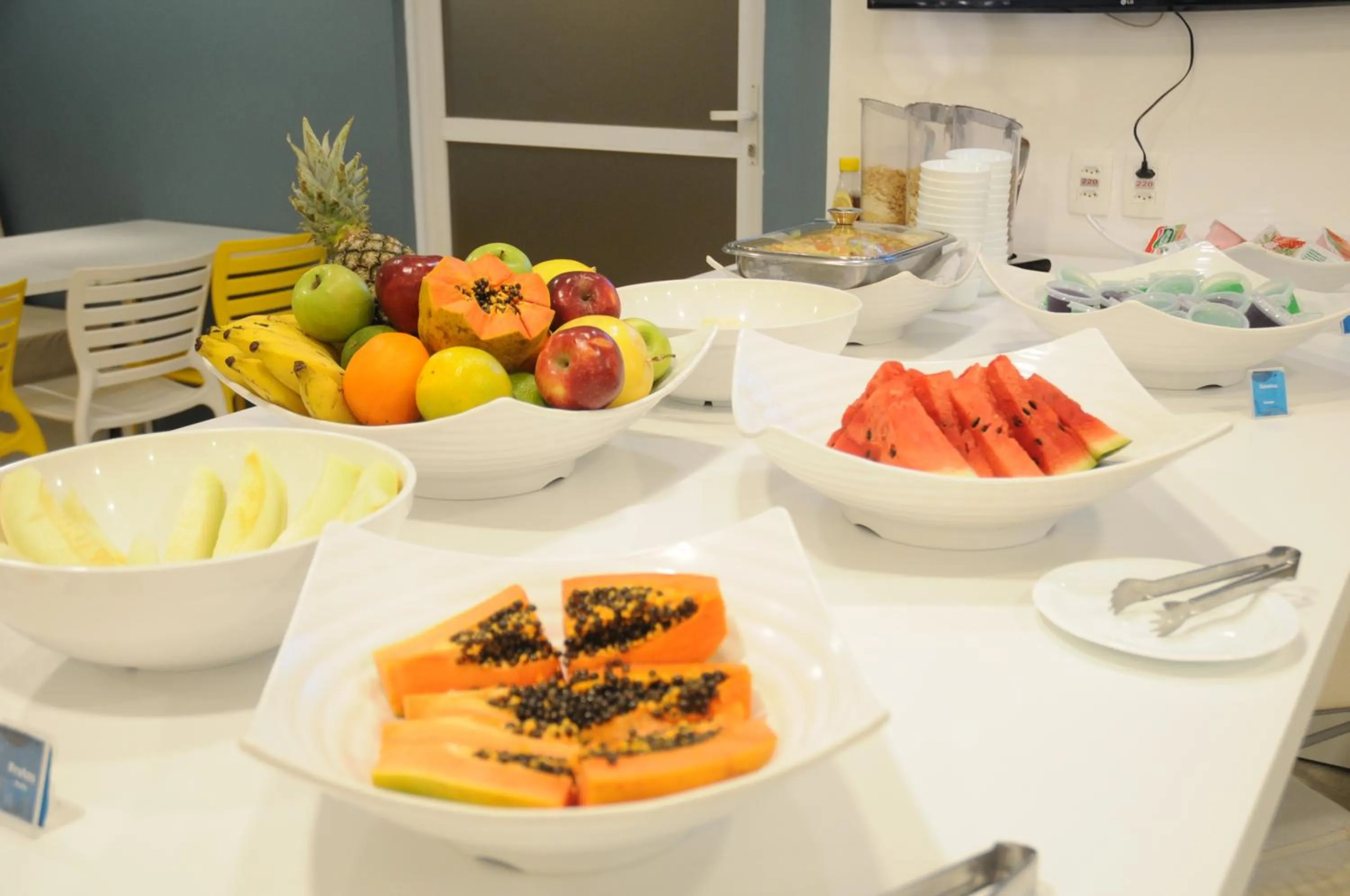 Buffet breakfast in Golden Tower Aeroporto - Lizz - by Fênix Hotéis