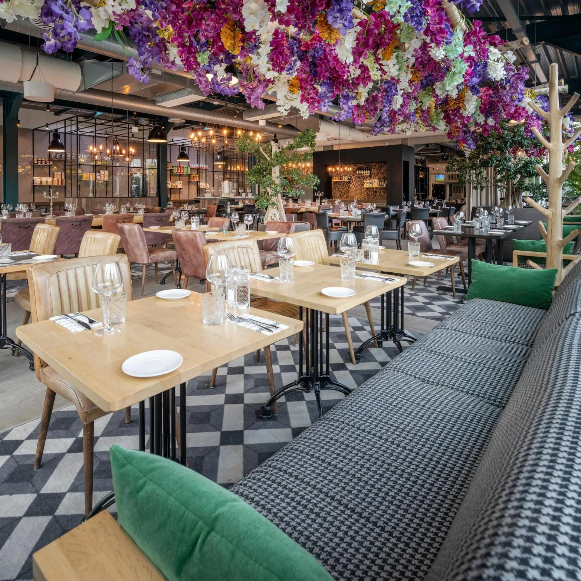 Restaurant/places to eat in Holiday Inn Hotel Brussels Airport by IHG