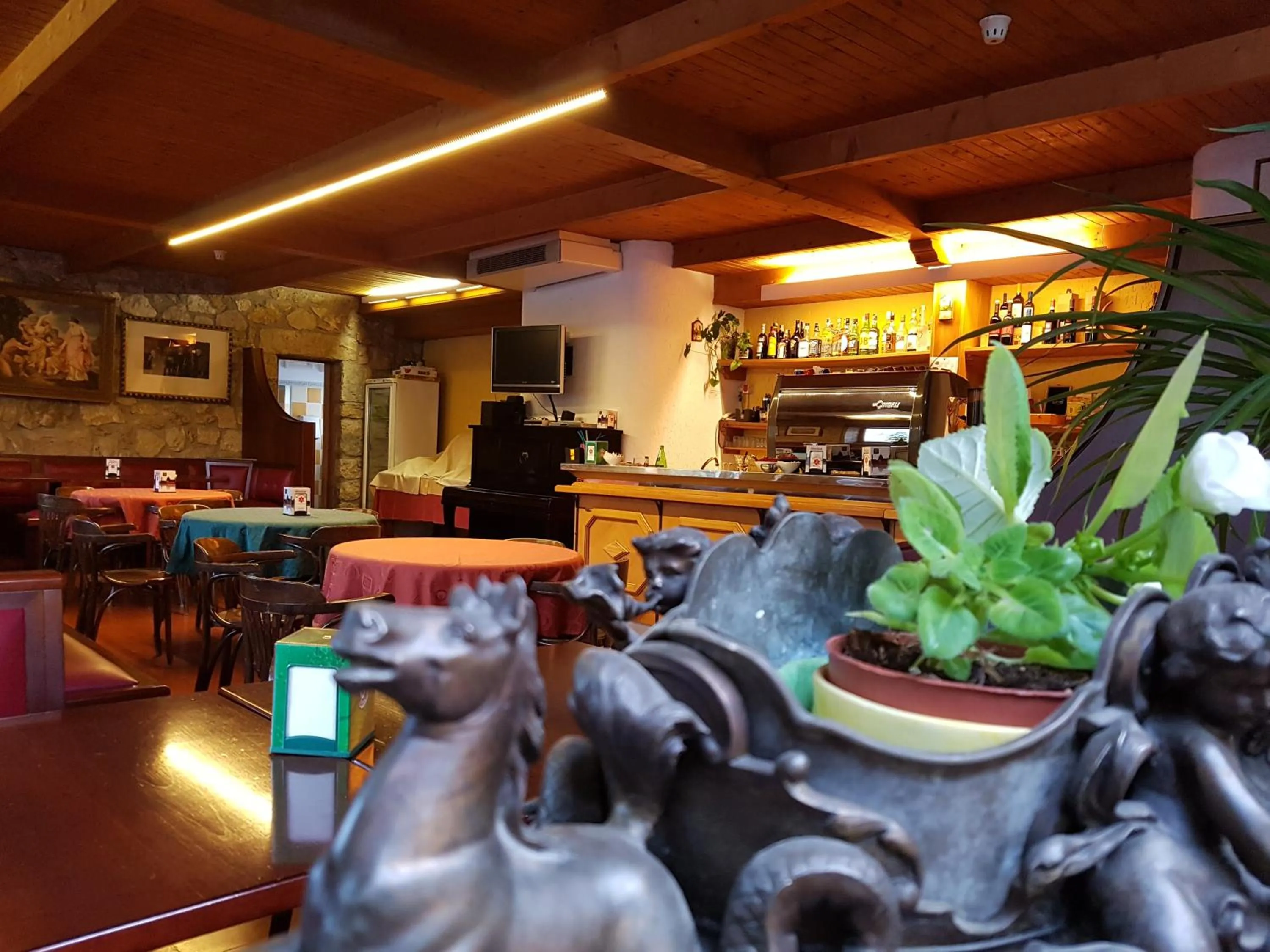 Communal lounge/ TV room in Hotel Villa Elda