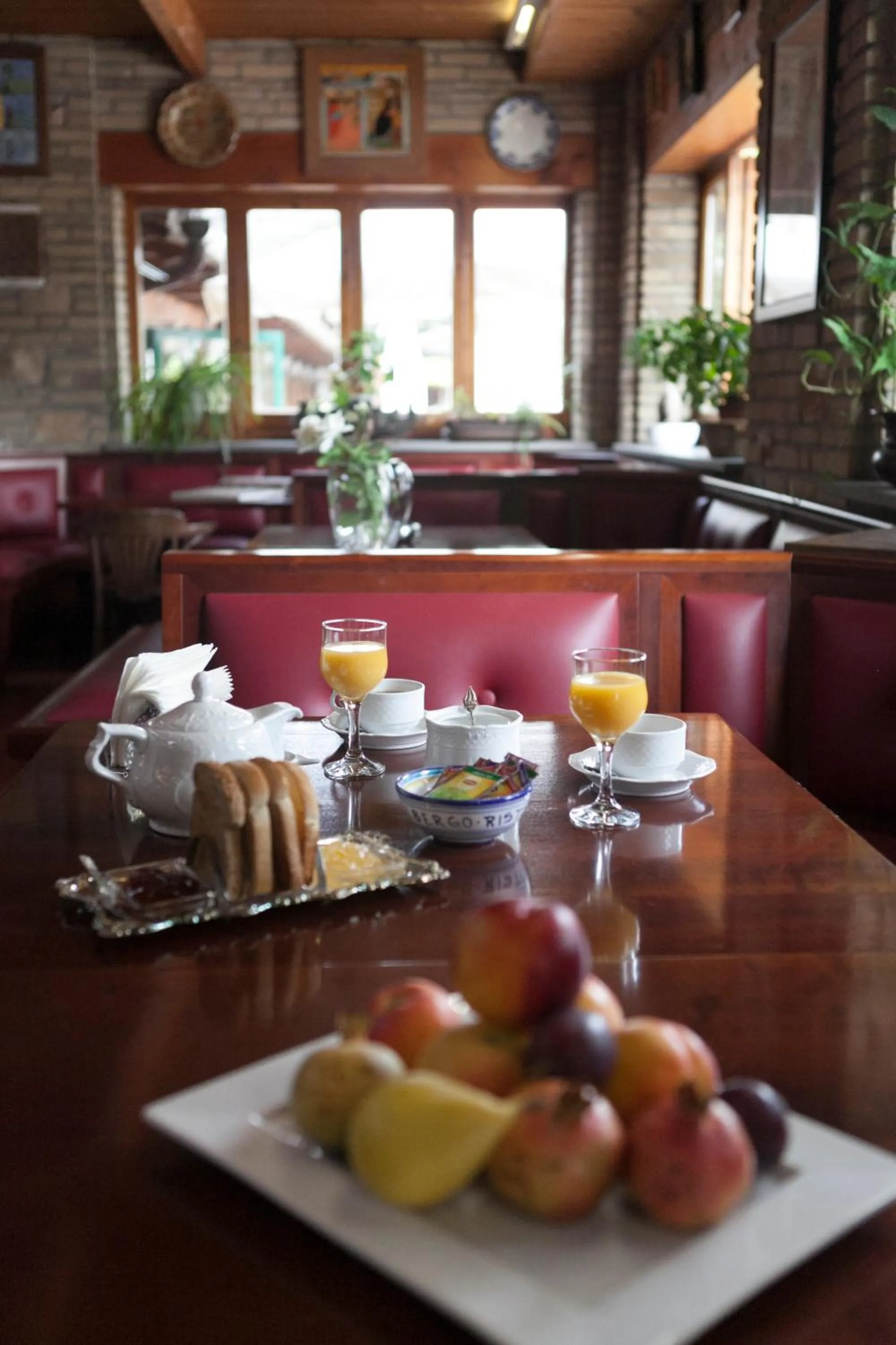 Communal lounge/ TV room in Hotel Villa Elda